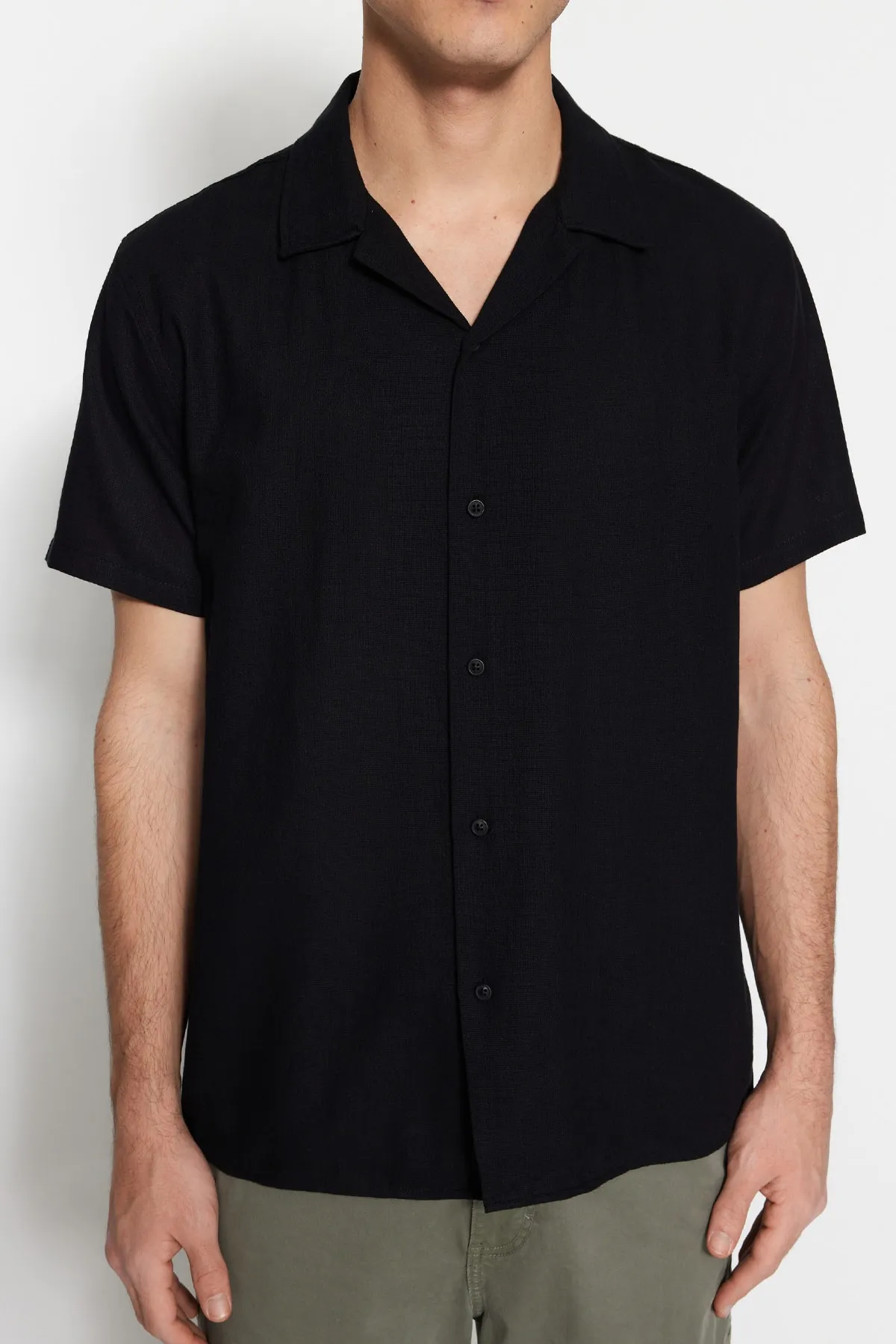 Trendyol Collection  Schwarzes Unisex-Kurzarmhemd mit entspannter Passform TMNSS23GO00064