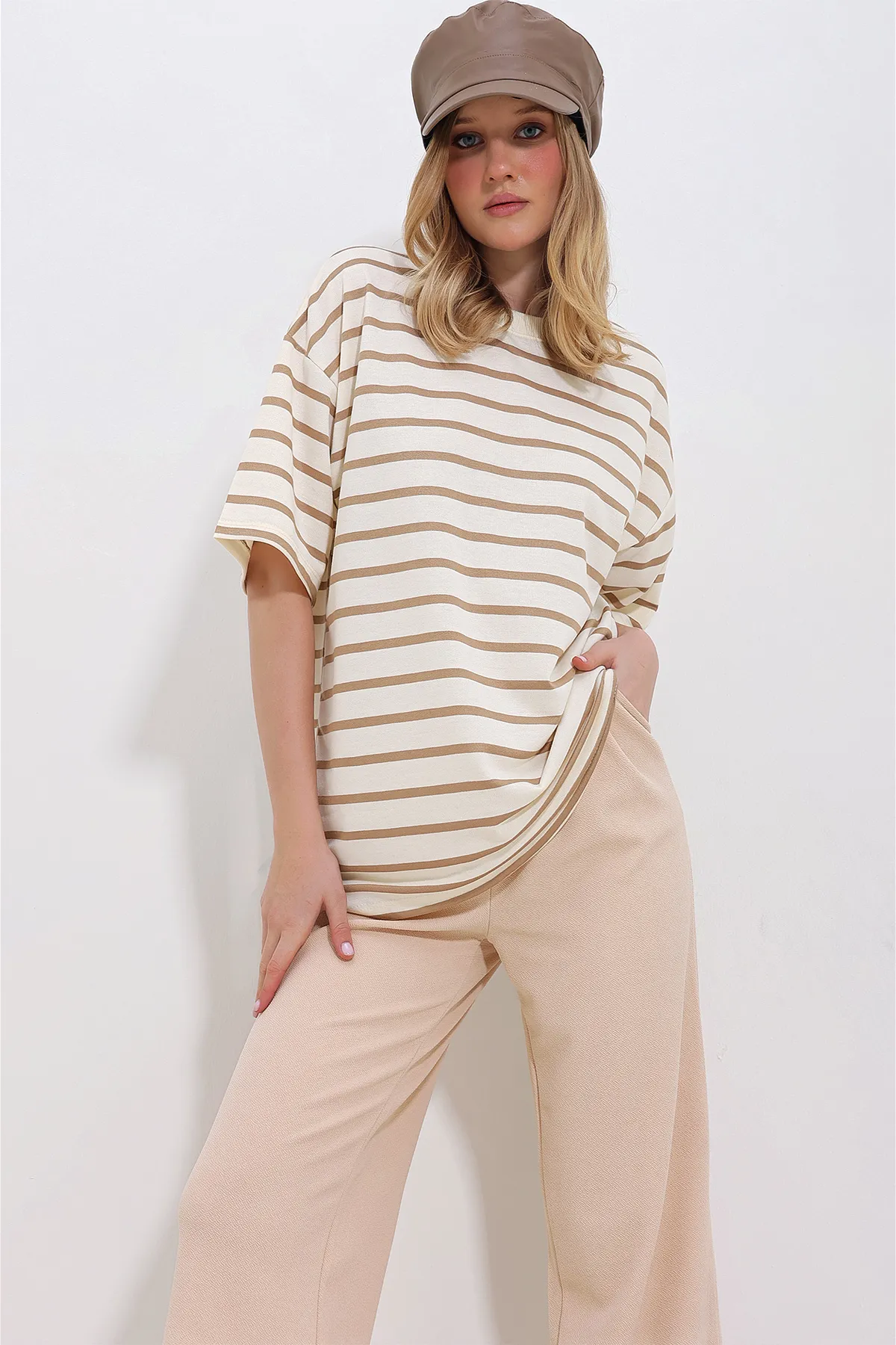 Trend Alaçatı Stili  Damen-Unisex-T-Shirt „Milchkaffee“ mit Rundhalsausschnitt, gerippt, gestreift, 2 Fäden, ALC-X11418