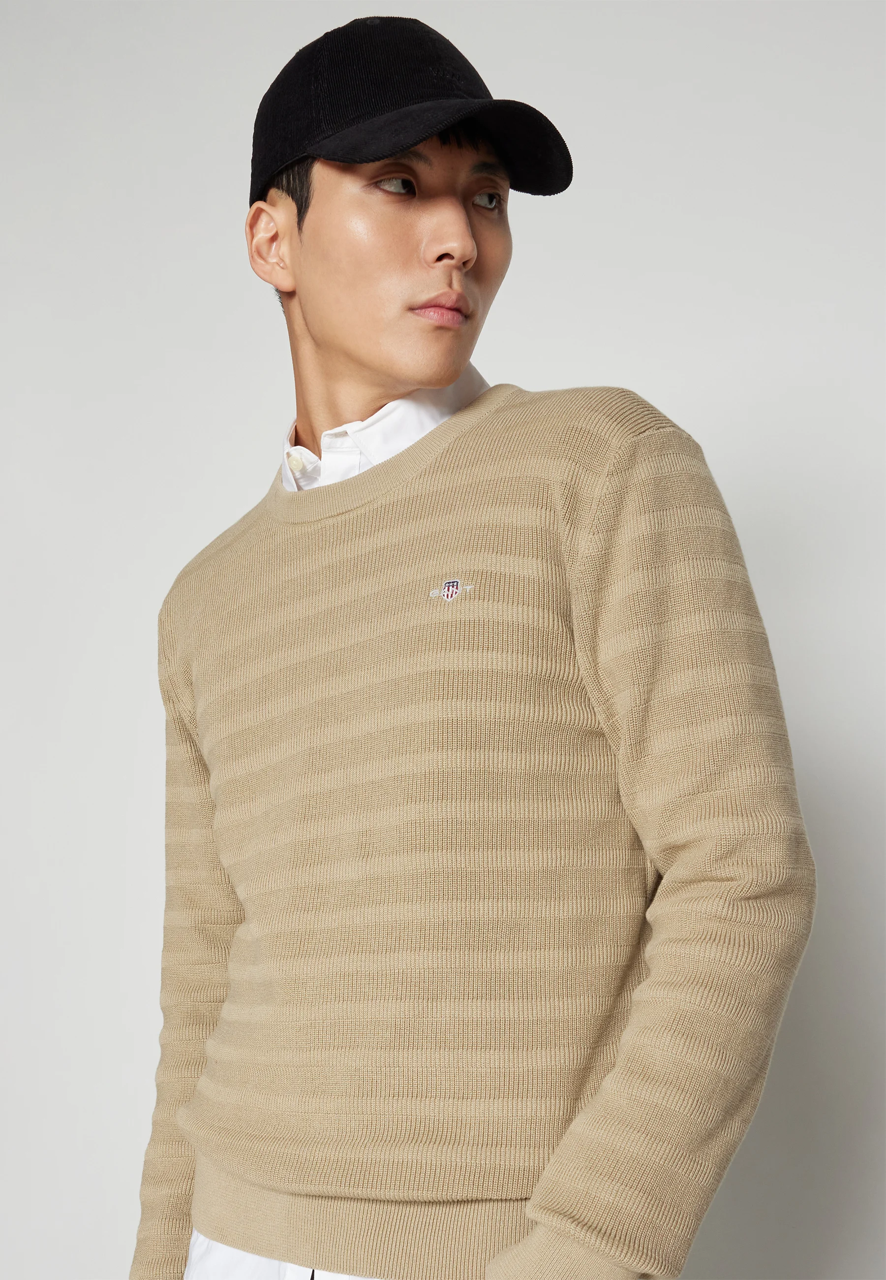 Suéter GANT con cuello en C y textura de rayas