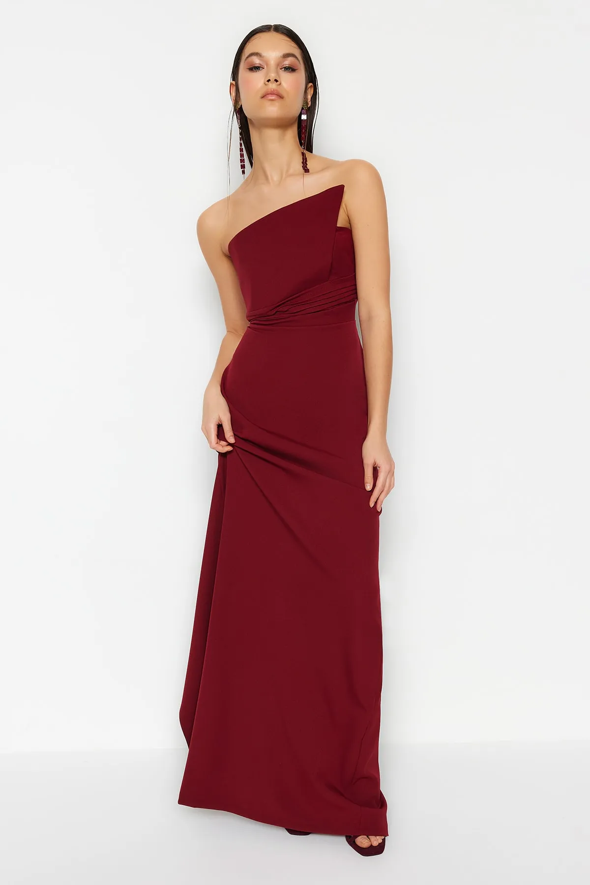Trendyol Collection  Burgunderrotes langes Abendkleid mit One-Shoulder-Detail TPRSS23AE00228