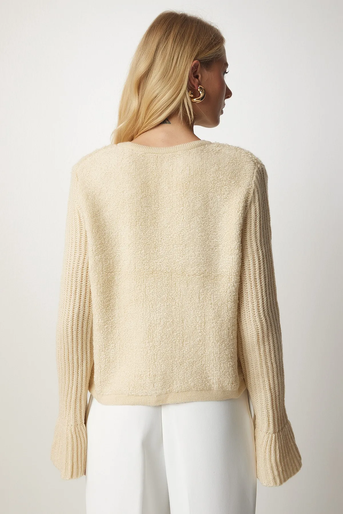 Happiness İstanbul  Cremefarbene Bouclé-Strickjacke mit Knöpfen für Damen YY00152