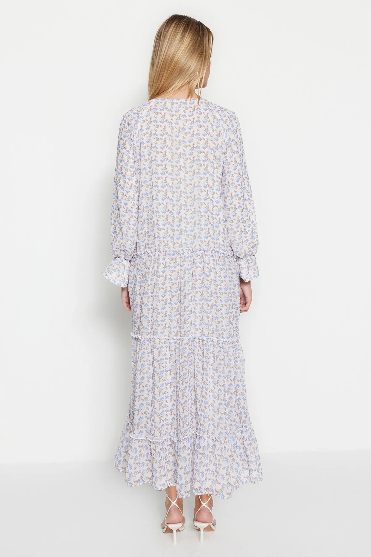 Trendyol Modest  Ecrufarbenes, floral gemustertes, gefüttertes Chiffonkleid mit Knopfleiste TCTSS23EB00270
