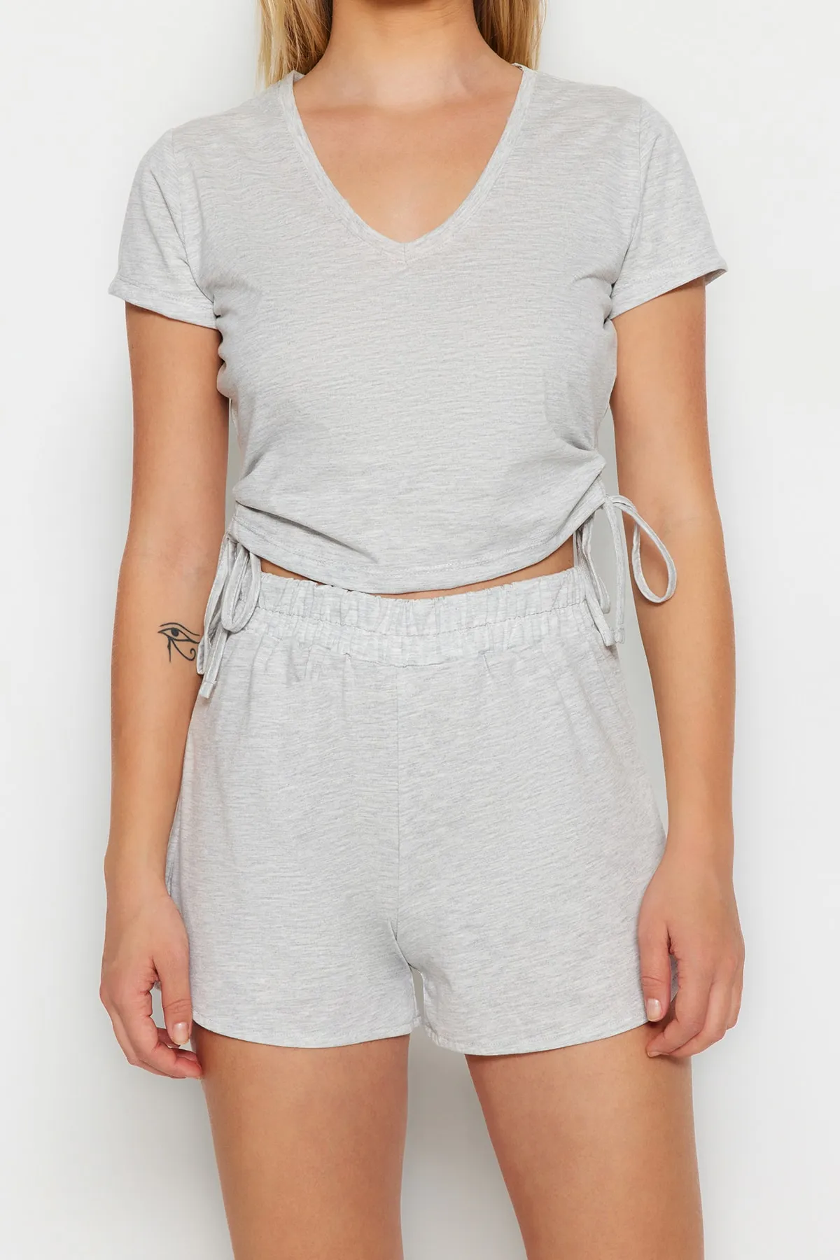 Trendyol Collection  Gestricktes Pyjama-Set mit T-Shirt und Shorts aus grauer Baumwolle mit Kordelzug THMSS23PT00010