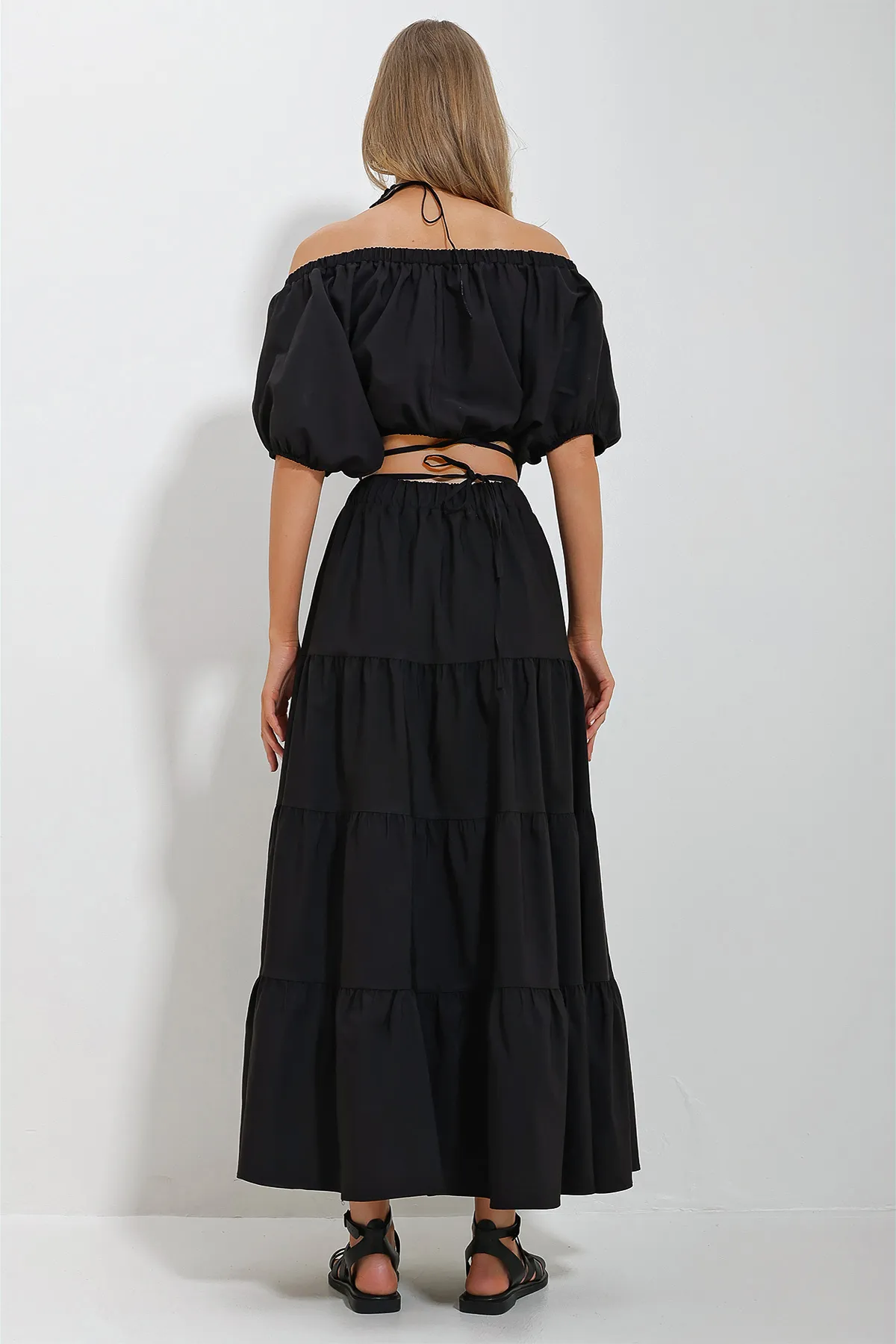 Trend Alaçatı Stili  Schwarze kurze Bluse mit Madonna-Kragen und gerafftem, gefüttertem Rock aus Popeline für Damen ALC-X11649