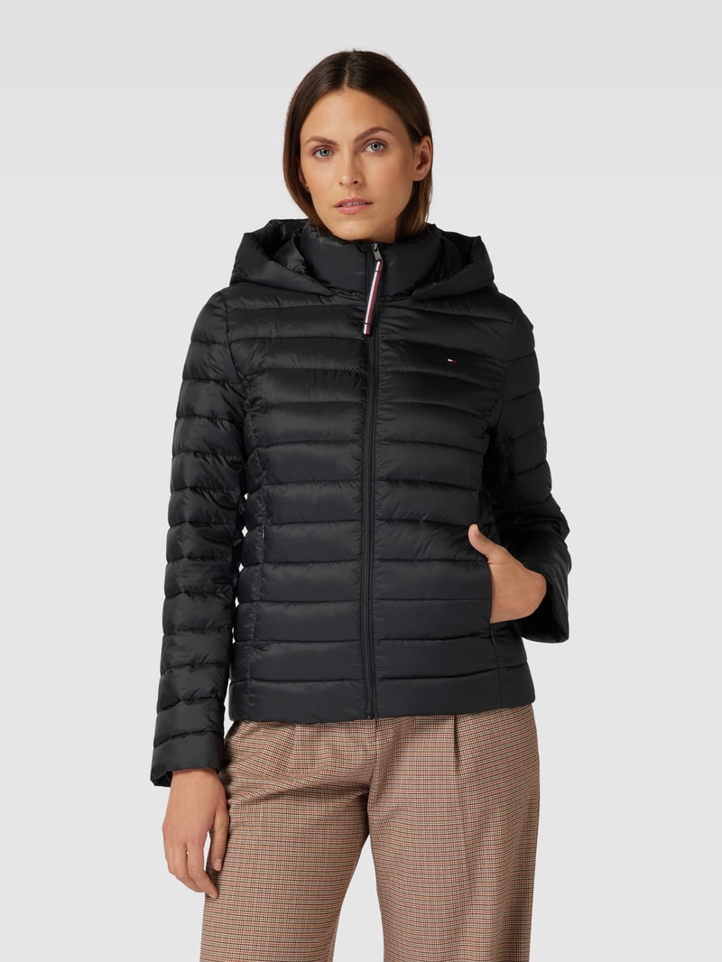 Steppjacke mit Kapuze und Label-Stitching in schwarz