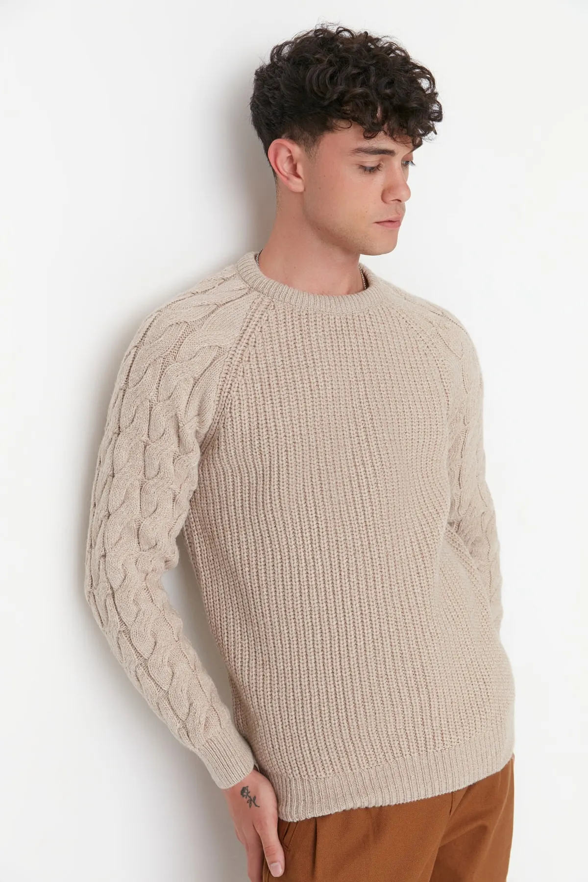 Trendyol Collection  Stone Regular Fit Rundhalspullover aus Haarstrick mit detailliertem Strickmuster TMNAW22KZ2059