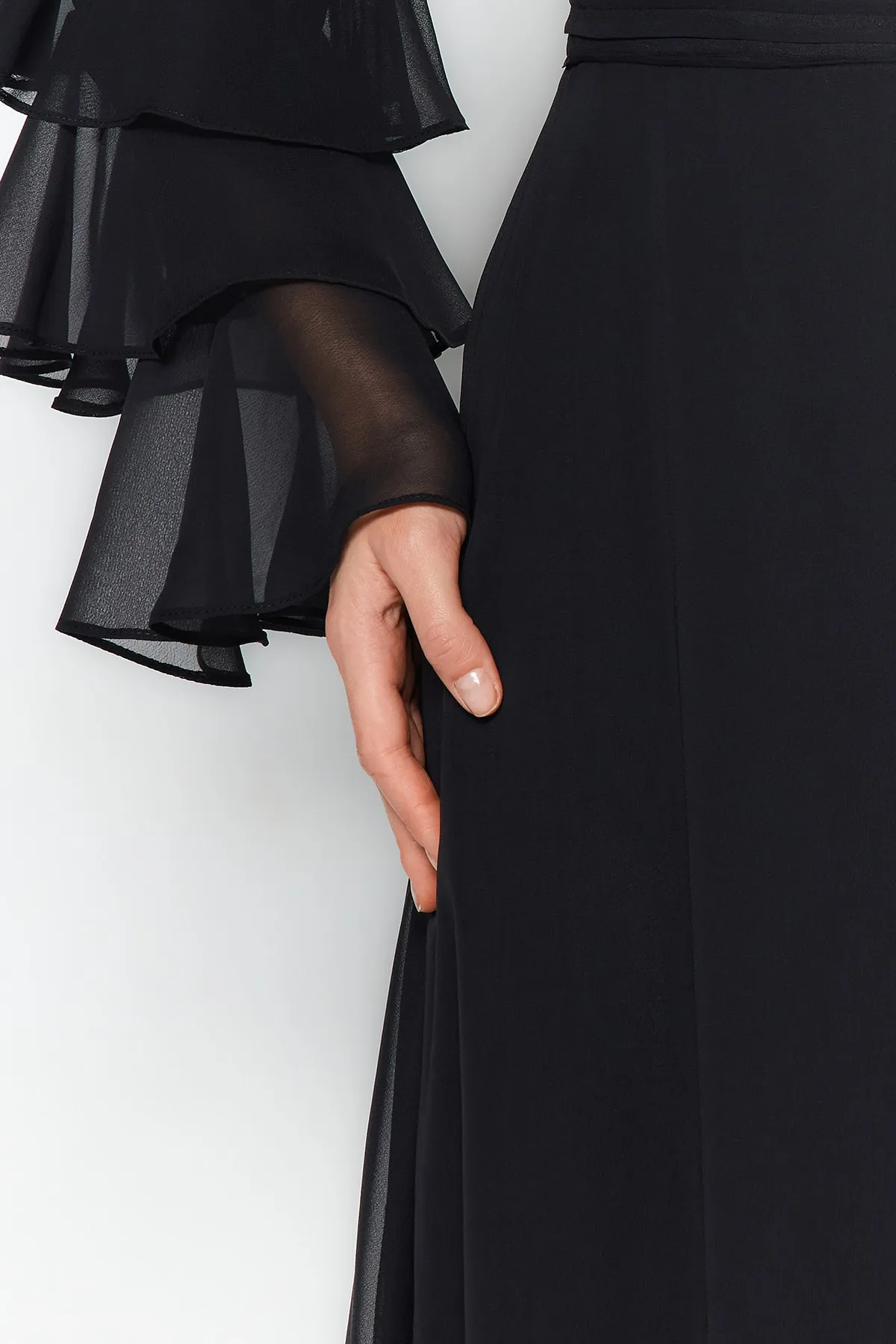 Trendyol Collection  Schwarzes langes Abendkleid aus Chiffon mit Taillenöffnung/Skater-Futter TPRSS23AE00084