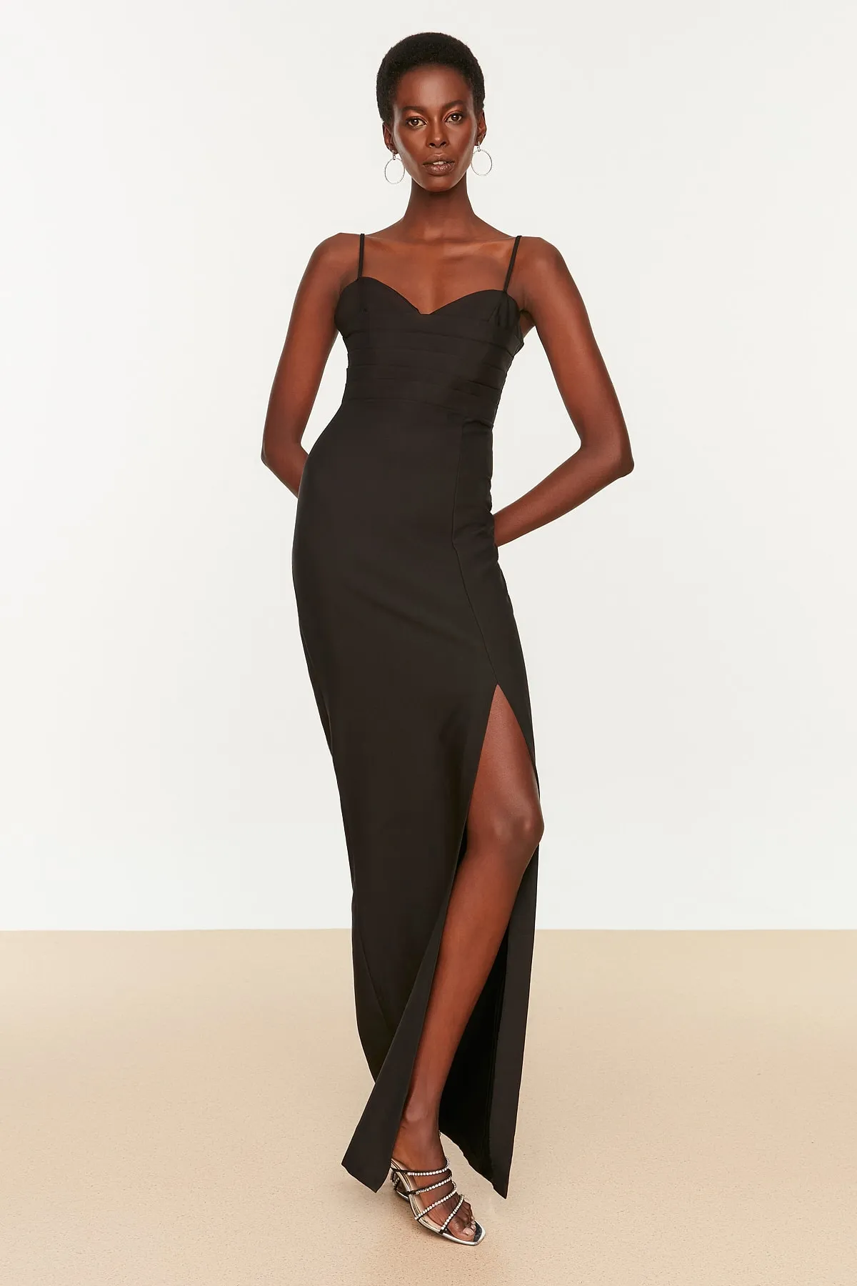 Trendyol Collection  Schwarzes, gefüttertes, gewebtes, langes Abendkleid TPRSS20AE0295