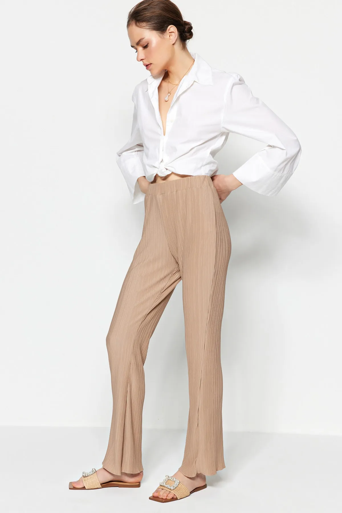 Trendyol Collection  Nerzfarbene, plissierte, ausgestellte/spanische Strickhose mit hoher Taille TWOSS23PL00115