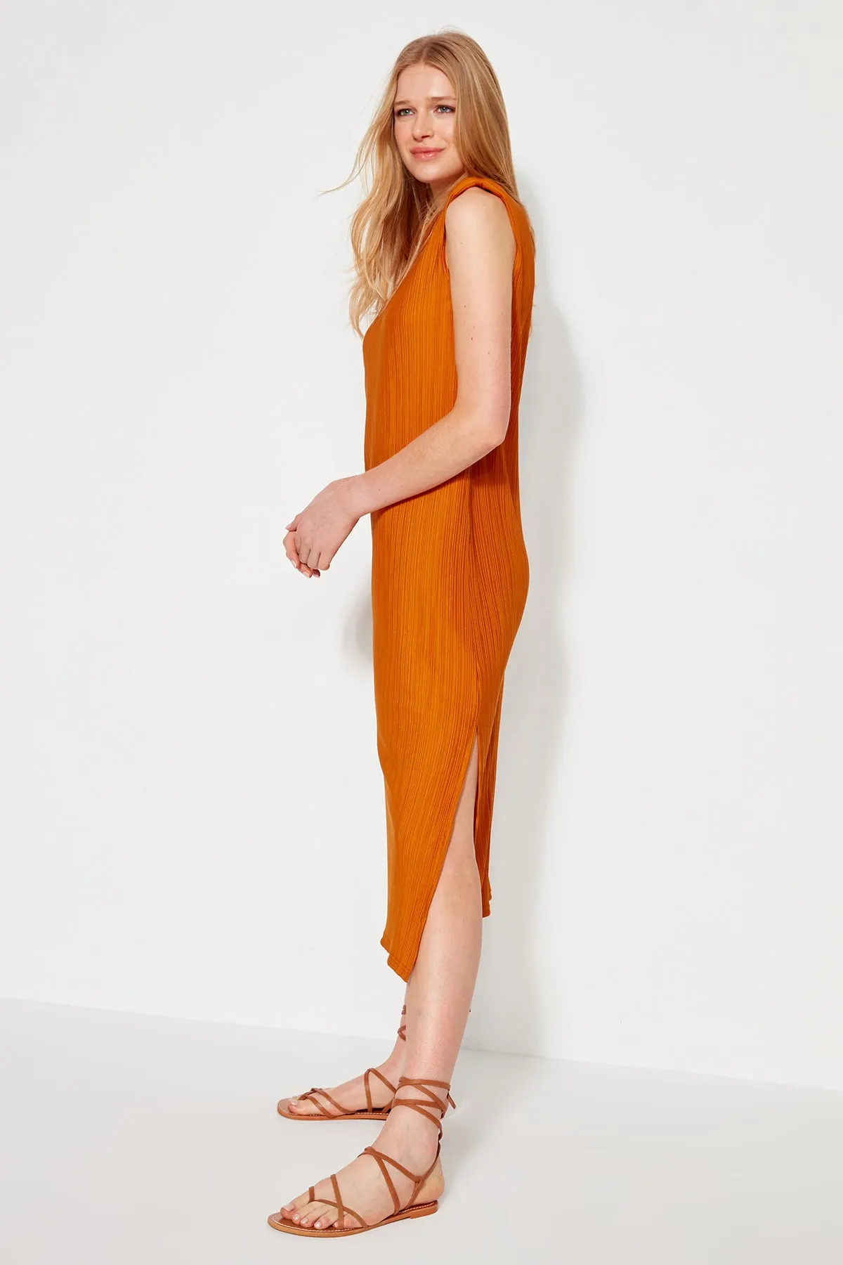 Trendyol Collection  Orange gepolstertes Etuikleid/einfaches Midi-Strickkleid mit Falten TWOSS23EL00358