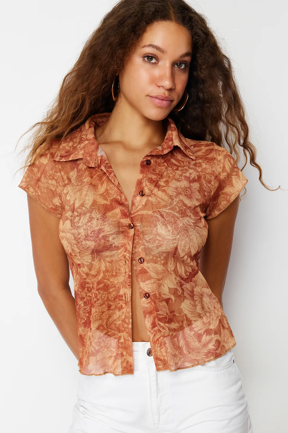 Trendyol Collection  Mehrfarbige taillierte Bluse aus Tüll-Stretch-Strick mit Hemdkragen TWOSS24BZ00164