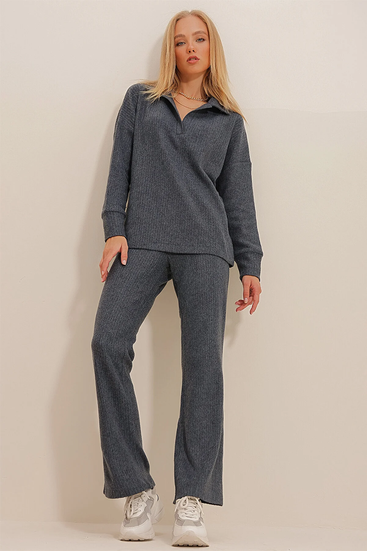 Trend Alaçatı Stili  Anthrazitfarbenes Damen-Set aus Strickoberteil mit Polokragen und Palazzohose ALC-796-001