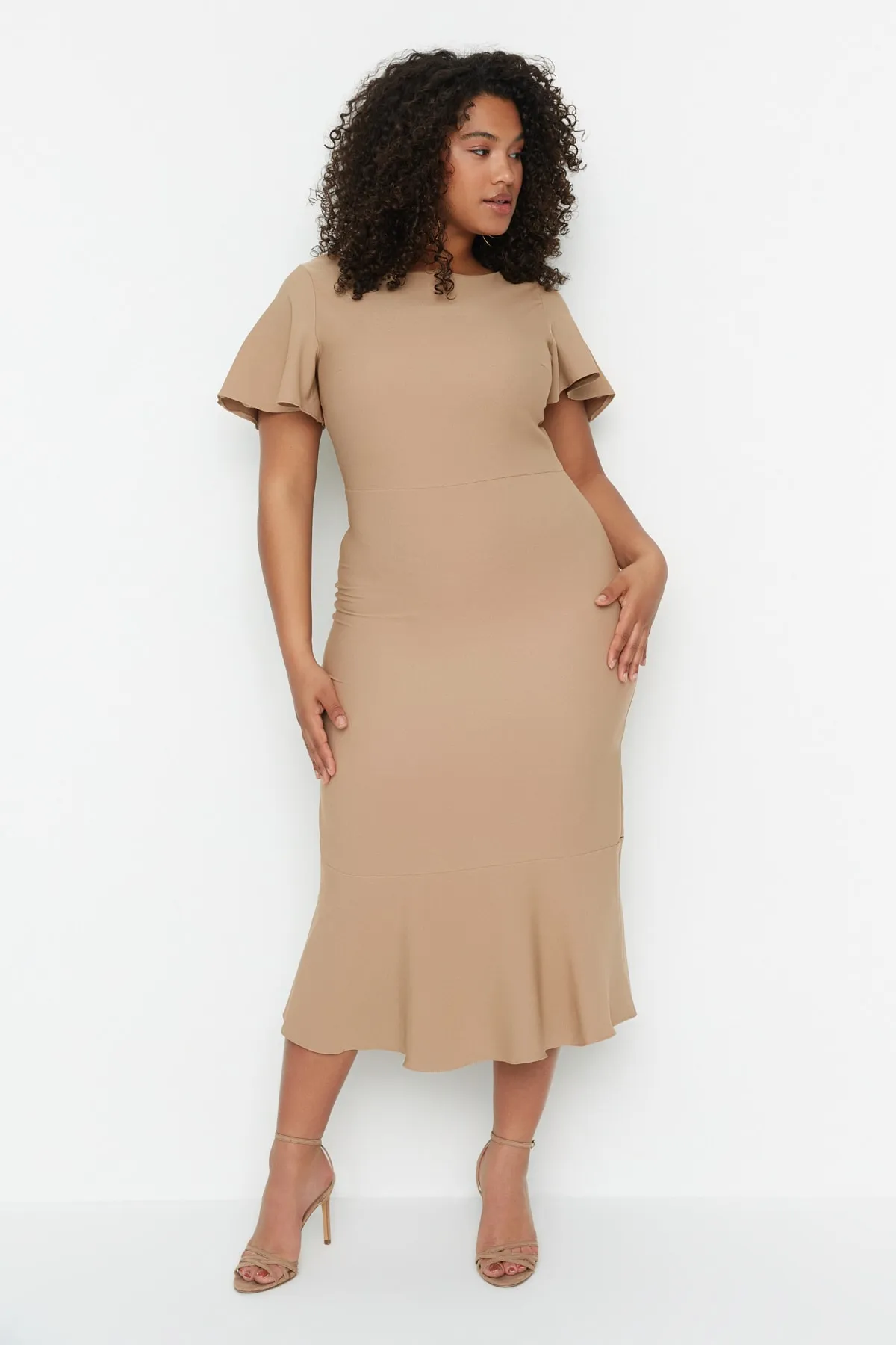 Trendyol Curve  Kamelfarbenes gewebtes Volantkleid mit Ärmeln TBBSS22EL1626