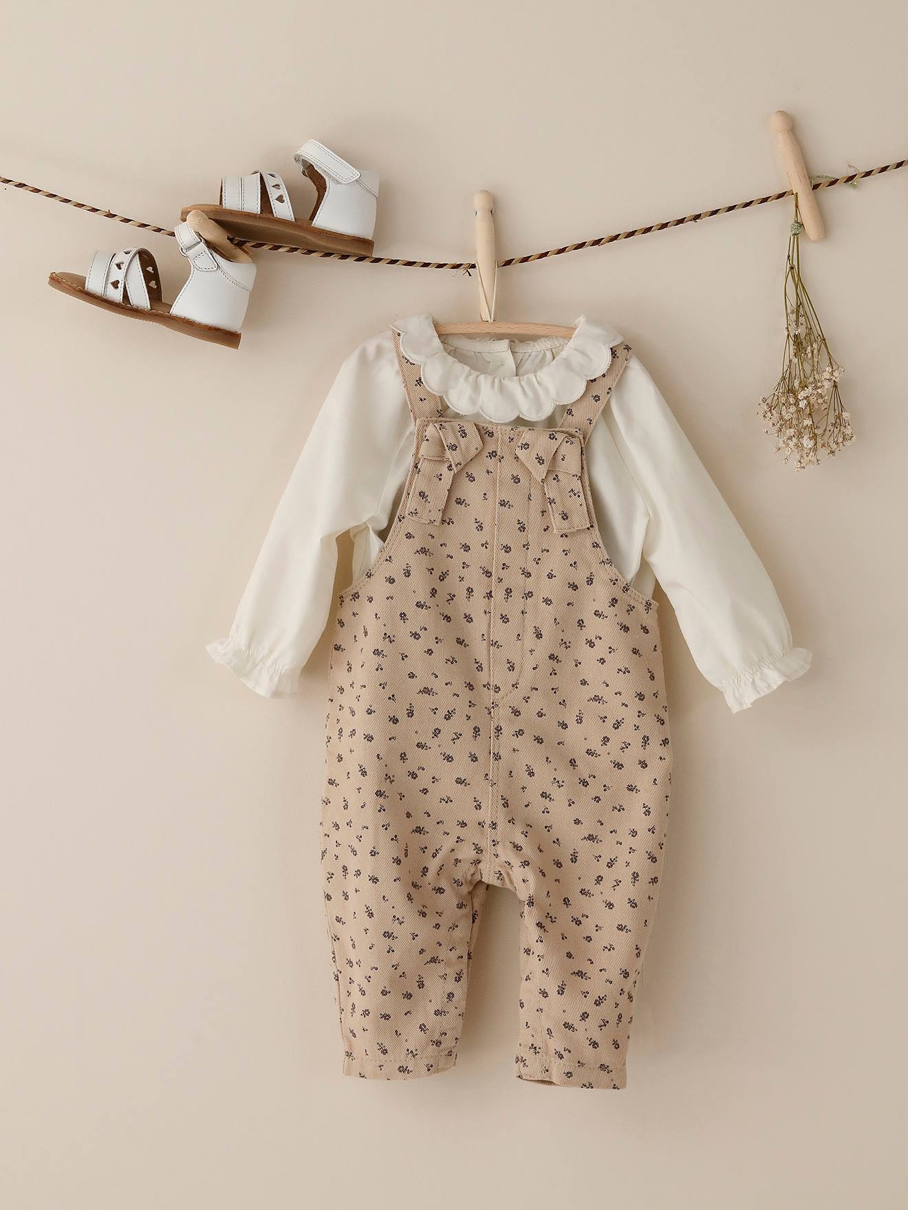 Ensemble bébé blouse et salopette imprimée ivoire