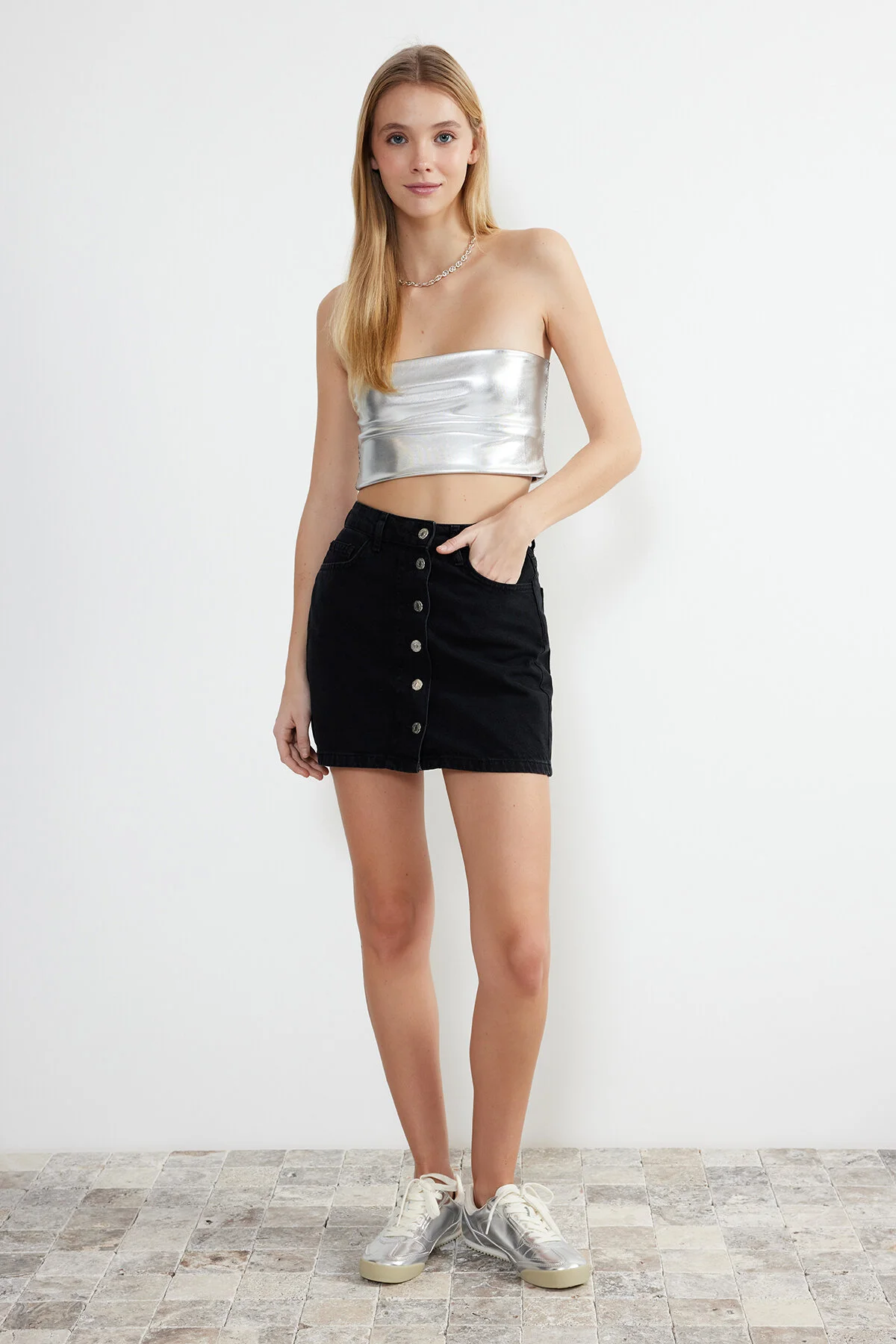Trendyol Collection  Schwarzer, vorne geknöpfter Mini-Jeansrock mit hoher Taille TWOSS24ET00083