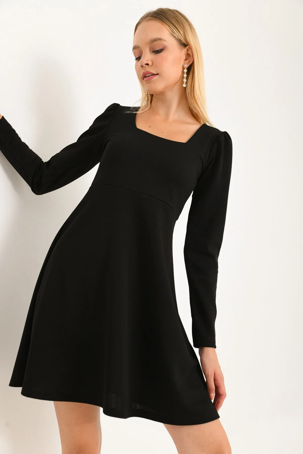 VOLT CLOTHİNG  Damen-Minikleid mit quadratischem Ausschnitt und langen Ärmeln