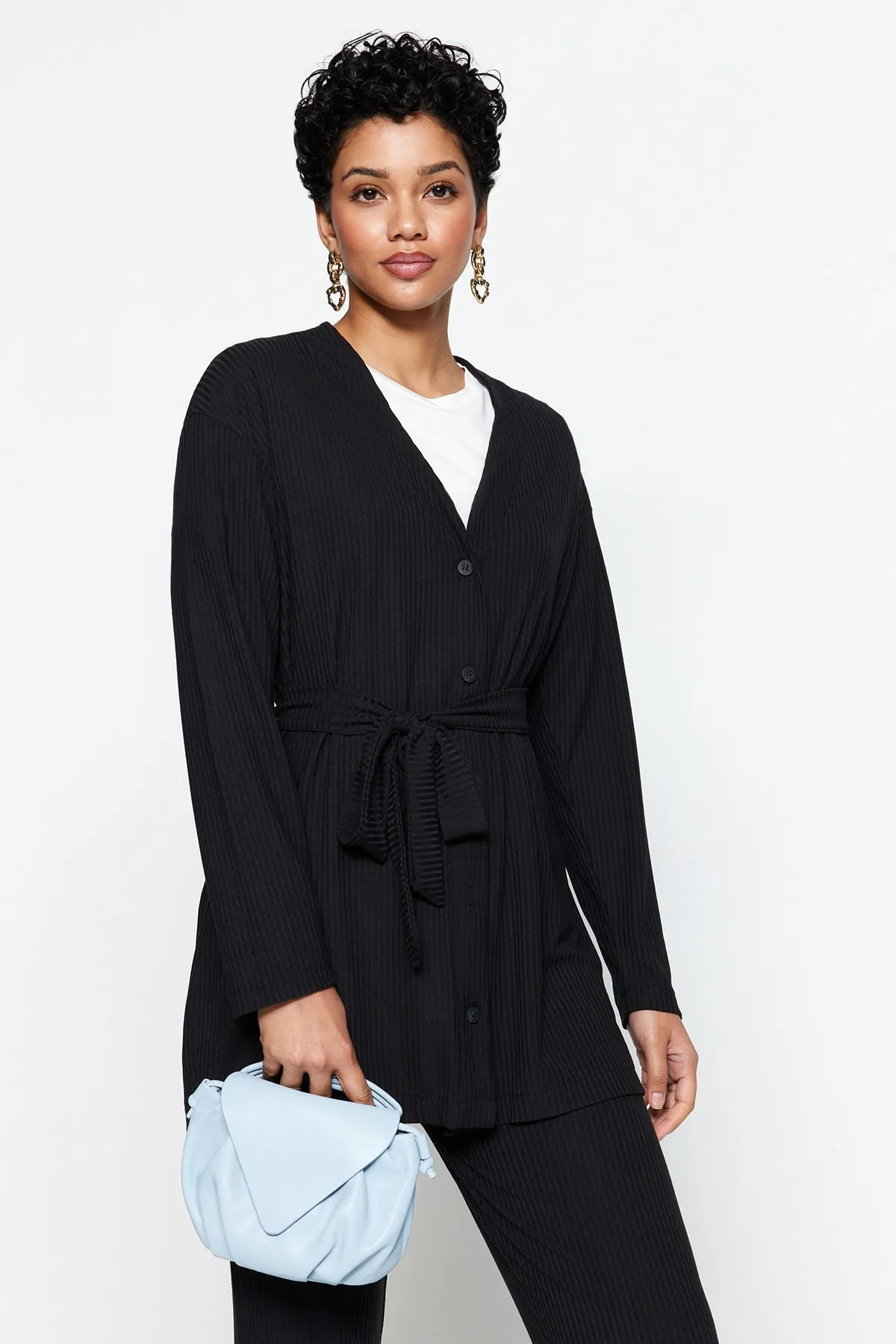 Trendyol Modest  Schwarzes Strick-Tunika-Hosen-Set mit Bindedetail vorne TCTSS23US00003