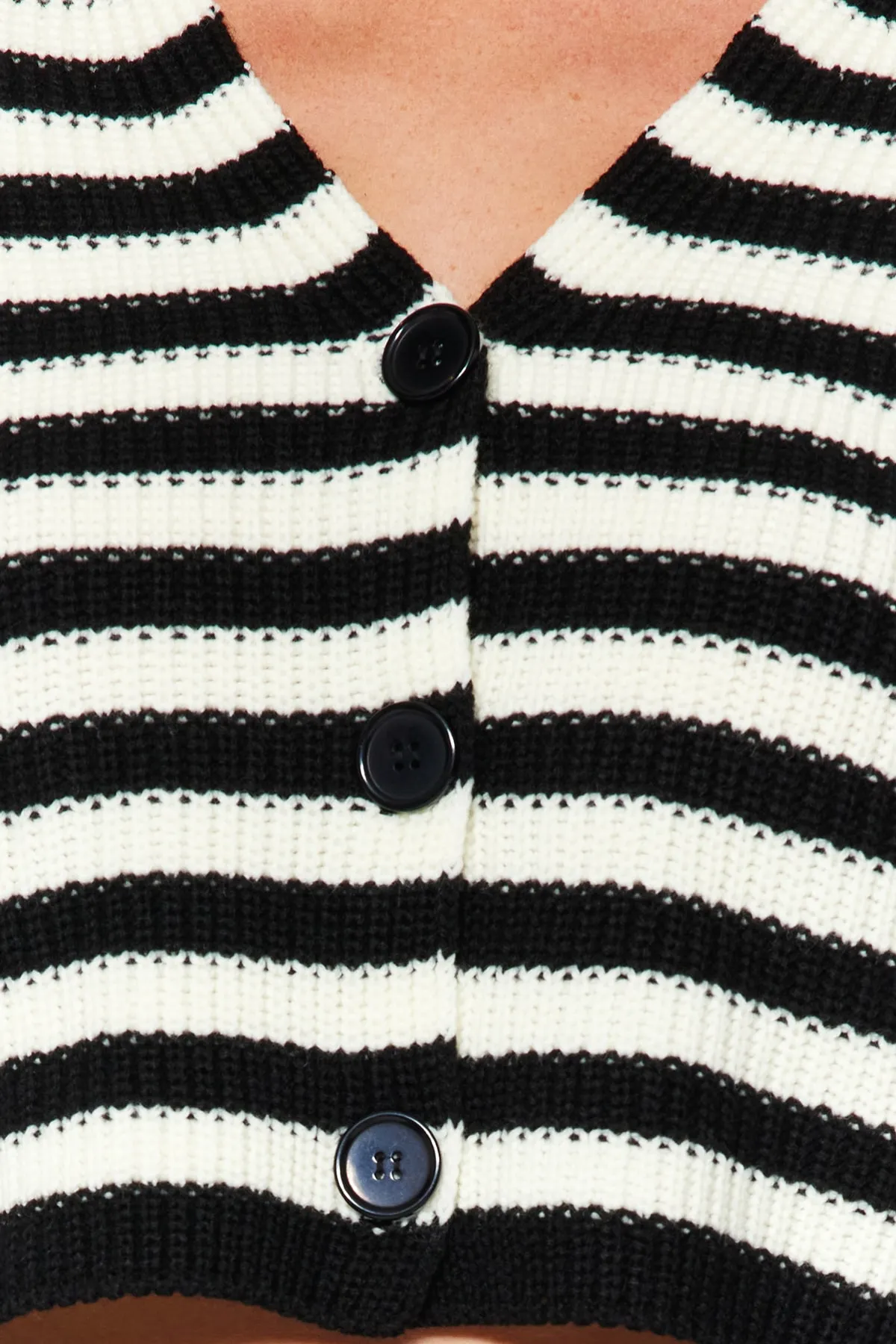 Trendyol Collection  Ecrufarbene Strickjacke mit V-Ausschnitt und Streifen TWOAW24HI00204