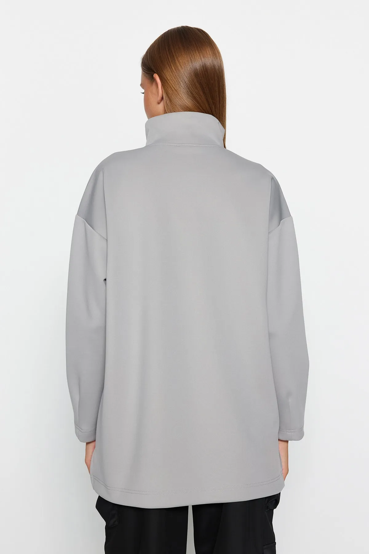 Trendyol Modest  Graues, schlicht gestricktes Taucher-/Scuba-Sweatshirt mit Reißverschluss und detailliertem Ausschnitt TCTAW23TW00198