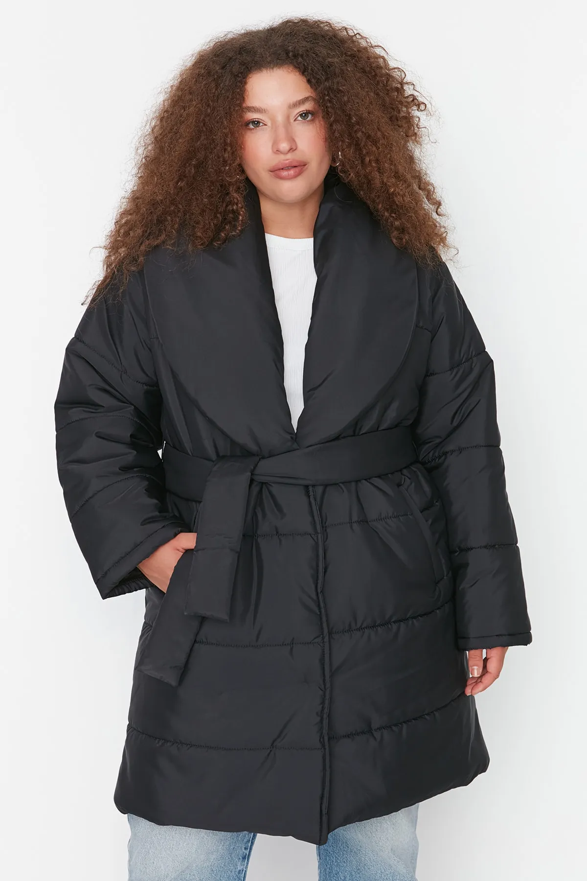 Trendyol Curve  Schwarze, übergroße Pufferjacke mit Schalkragen TBBAW23AW00000