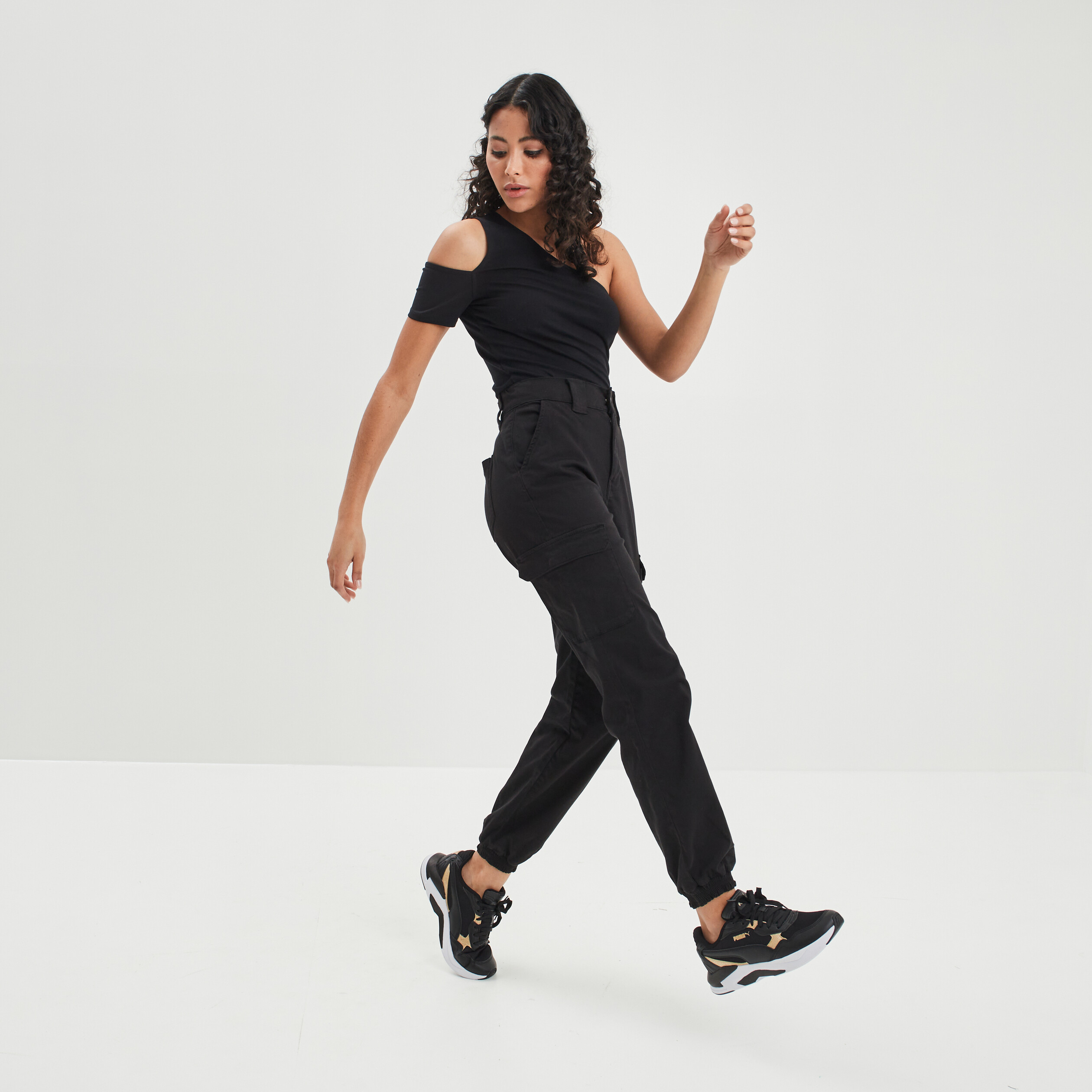 T-shirt cropped asymétrique noir femme | La Halle