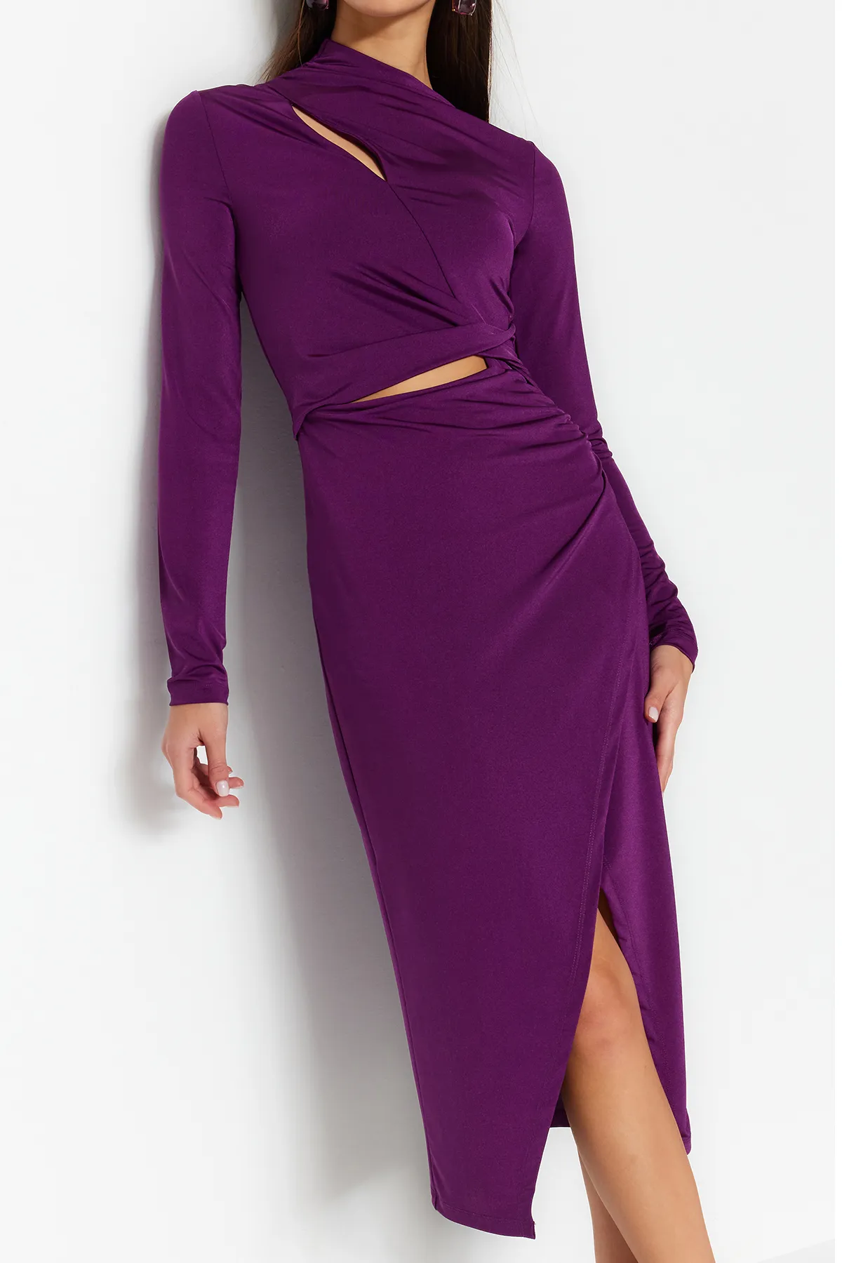 Trendyol Collection  Elegantes, pflaumenfarbenes, gestricktes Abendkleid mit Fensterausschnitt und Ausschnitten TPRAW24EL00143