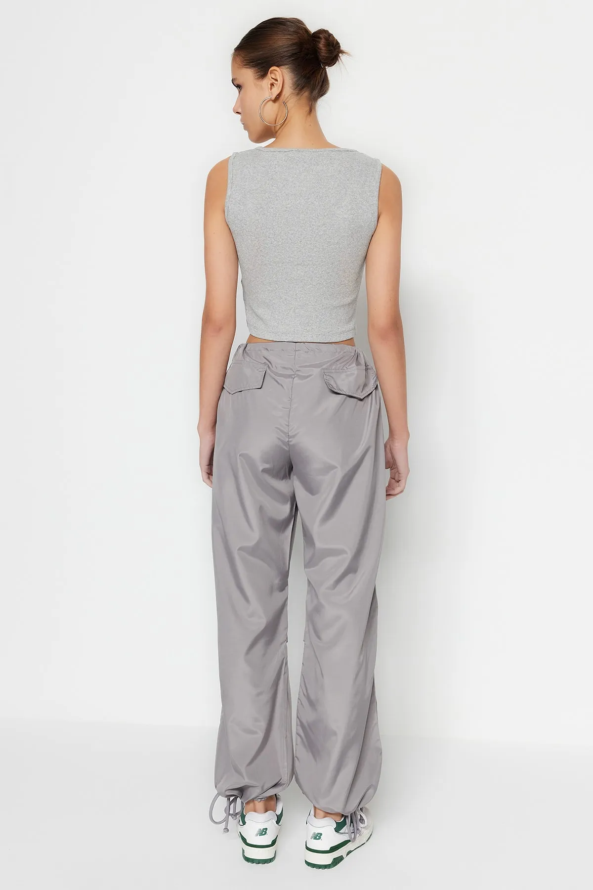 Trendyol Collection  Graue, gewebte Parachute-Webhose mit Gürtel und hohem Bund TWOSS23PL00317