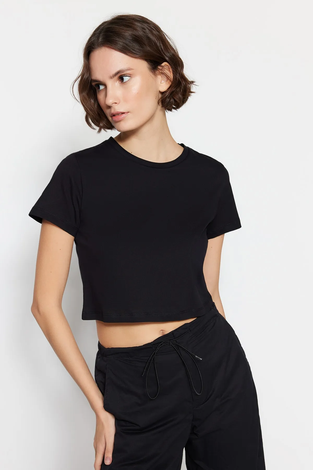 Trendyol Collection  Schwarz-weißes 2er-Pack kurzes Strick-T-Shirt aus 100 % Baumwolle mit Rundhalsausschnitt TWOSS20TS1480