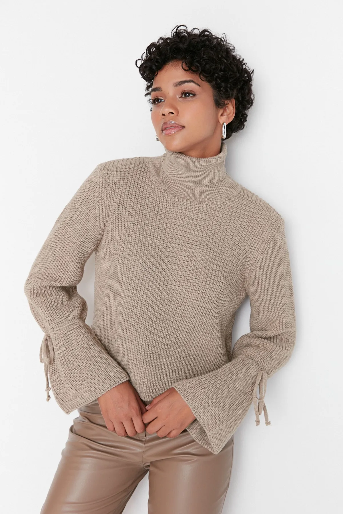 Trendyol Collection  Strickpullover mit nerzfarbenen Ärmeln und Detail TWOAW23KZ01491