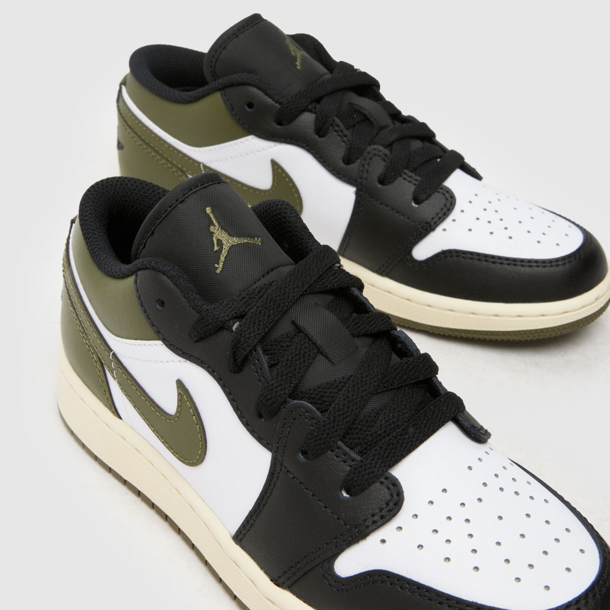Bílé multifunkční tenisky Nike Jordan 1 Low pro chlapce a mládež