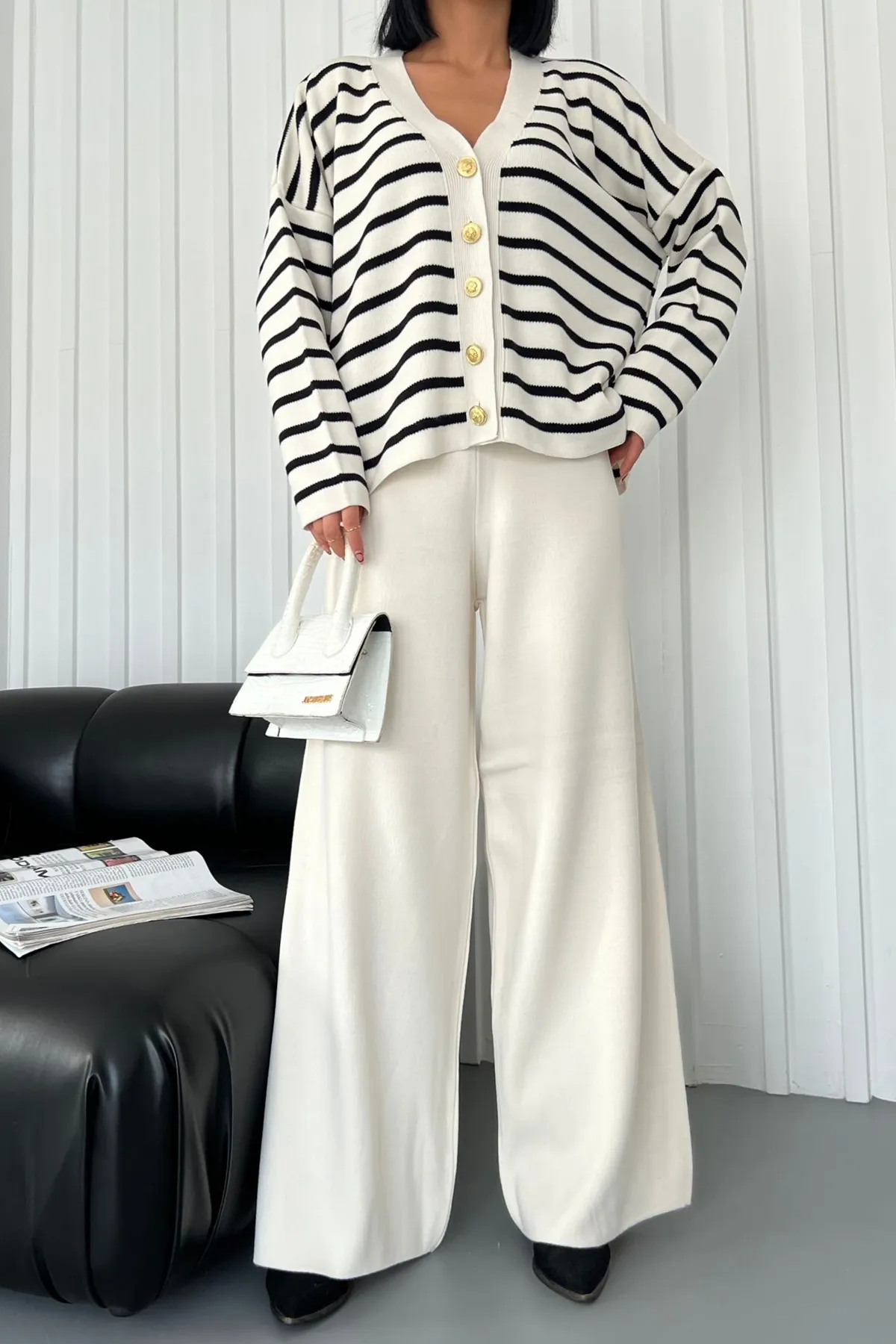 lovebox  Strickjacke aus Strickstoff mit Streifenmuster und Hose mit weitem Bein und hoher Taille, weißer Anzug aus Doppelstrick 2502