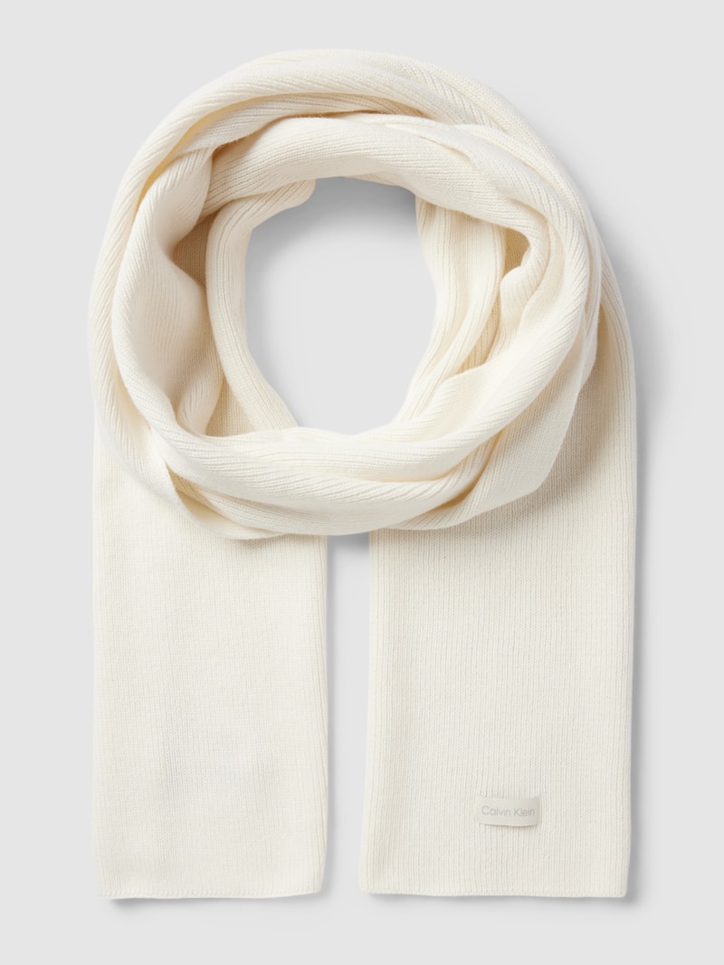 Strickschal mit Label-Patch Modell 'Essential' in offwhite