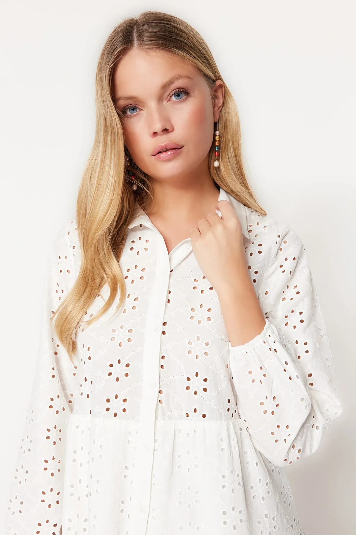 Trendyol Collection  Ecru Midi-Hemd mit gewebter Stickerei, gewebtes Kleid TWOSS23EL01024