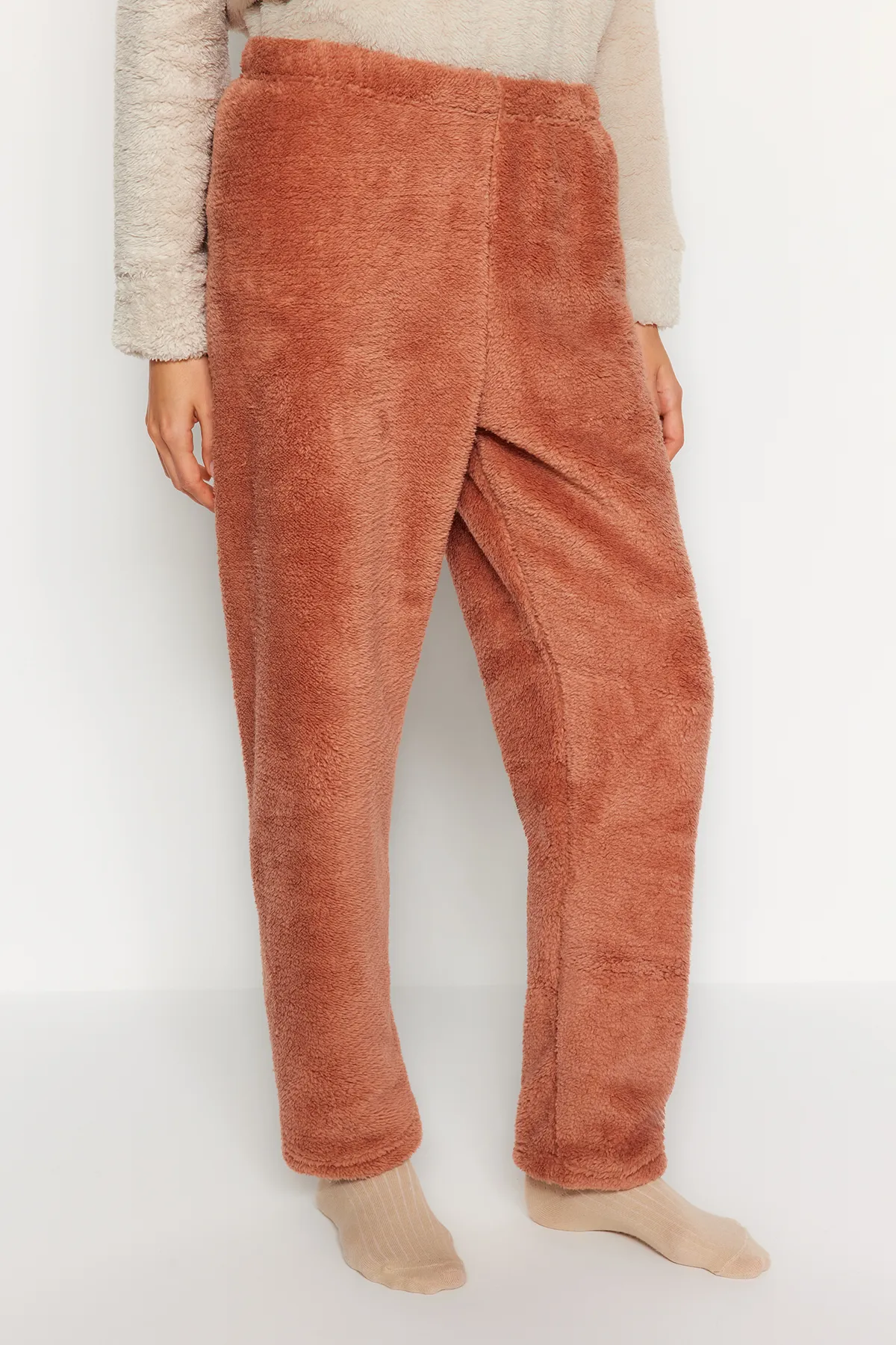 Trendyol Collection  Ecrufarbenes Wellsoft-Pyjama-Set aus T-Shirt und Hose mit Teddybär-Motiv THMAW24PT00188