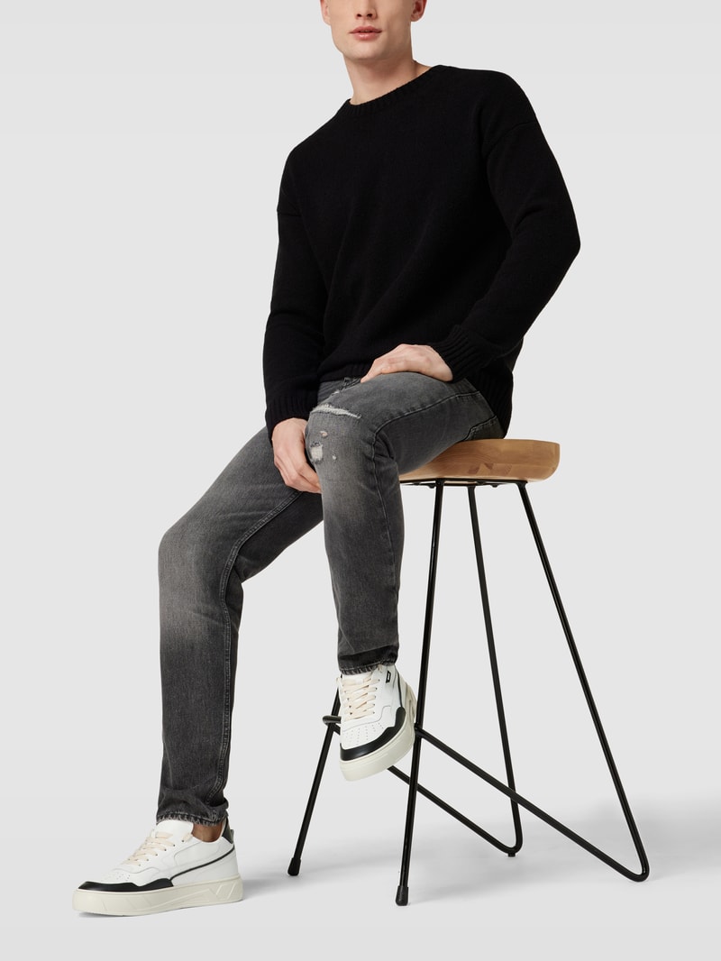 Sneaker mit Perforierungen in schwarz