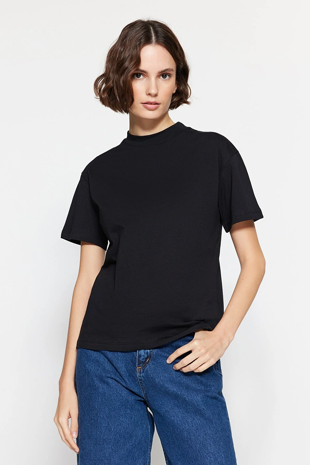 Trendyol Collection  Weiß-Schwarzes 2er-Pack Basic-Strick-T-Shirts mit Stehkragen aus 100 % Baumwolle TWOSS20TS1500