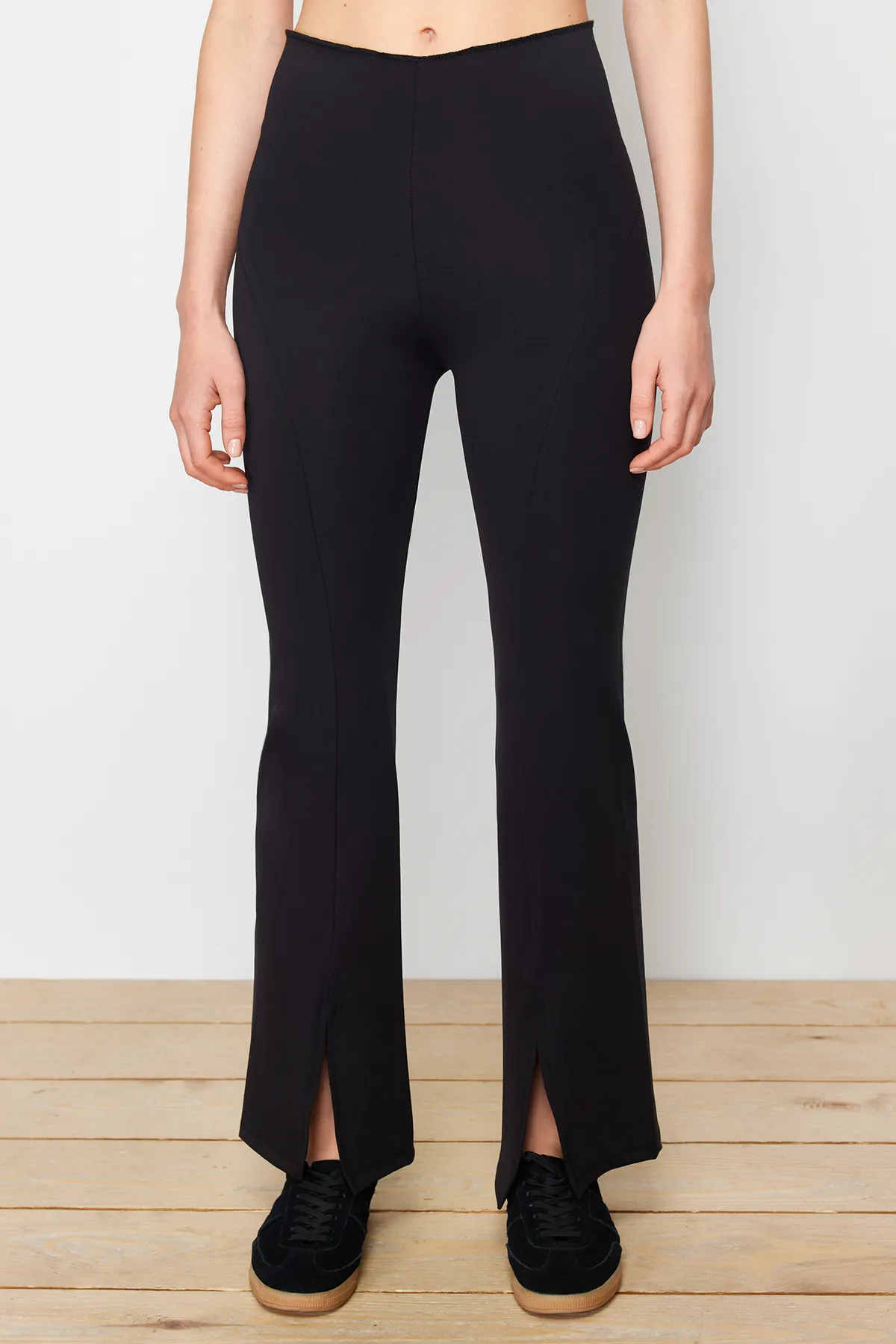 Trendyol Collection  Schwarze Sport-Jogginghose aus Scuba-Stoff mit Schlitz im spanischen Beinstil - THMSS24EA00003