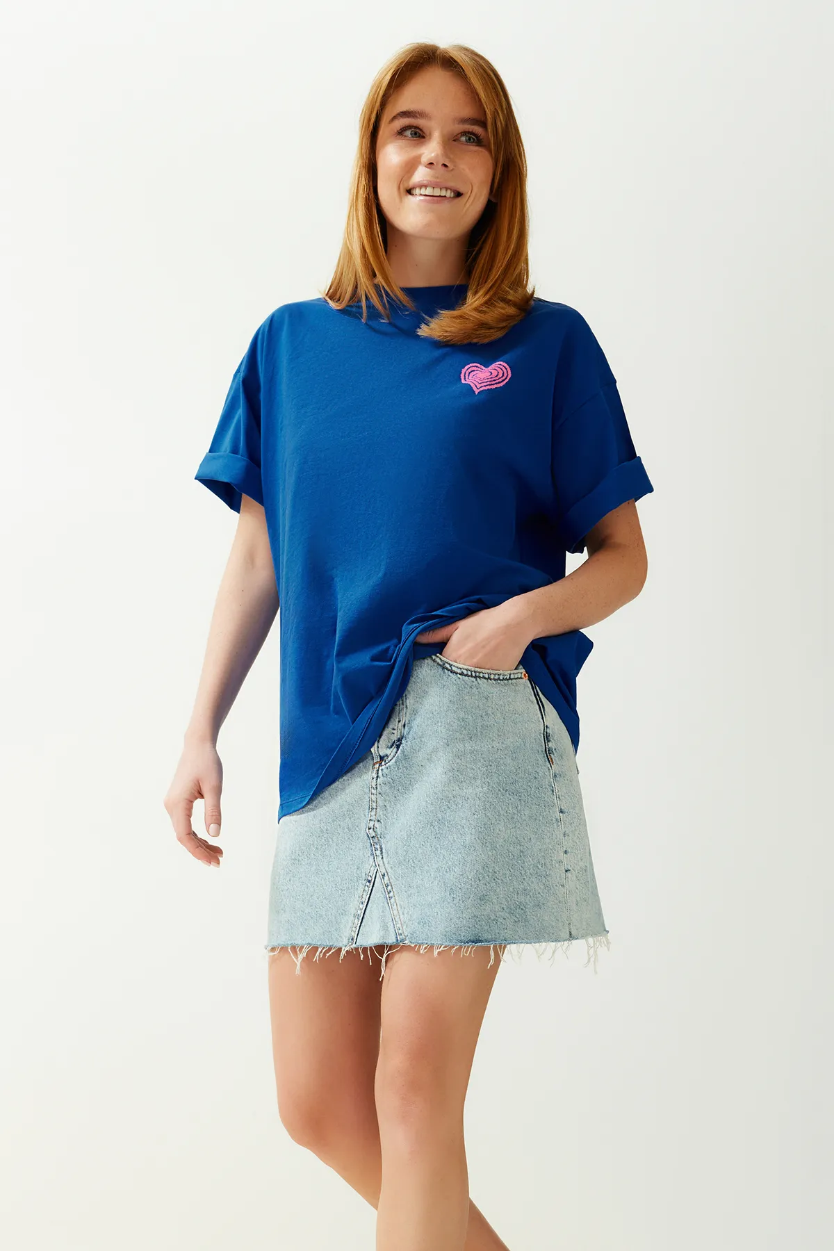 Trendyol Collection  Saks Strick-T-Shirt aus 100 % Baumwolle mit Prägung auf der Vorder- und Rückseite in Übergröße/weitem Muster TWOSS23TS00355