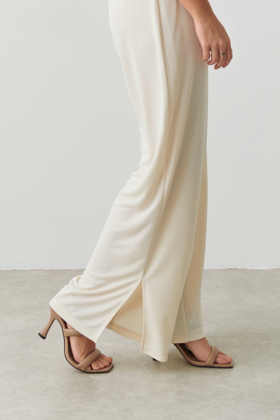 Wide slit trousers