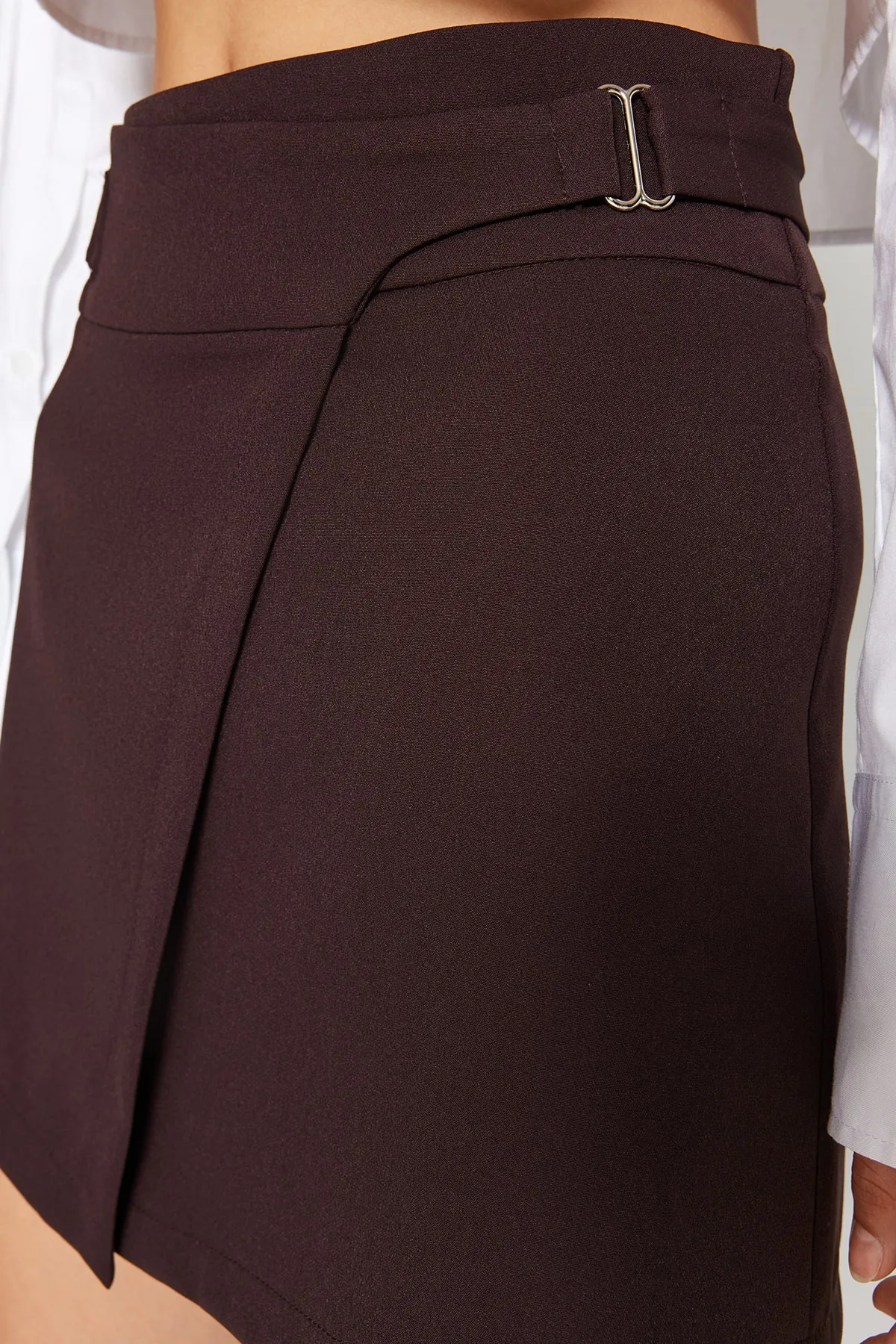 Trendyol Collection  Dunkelbrauner gewebter Minirock mit hoher Taille und Gürtel TWOAW24ET00177