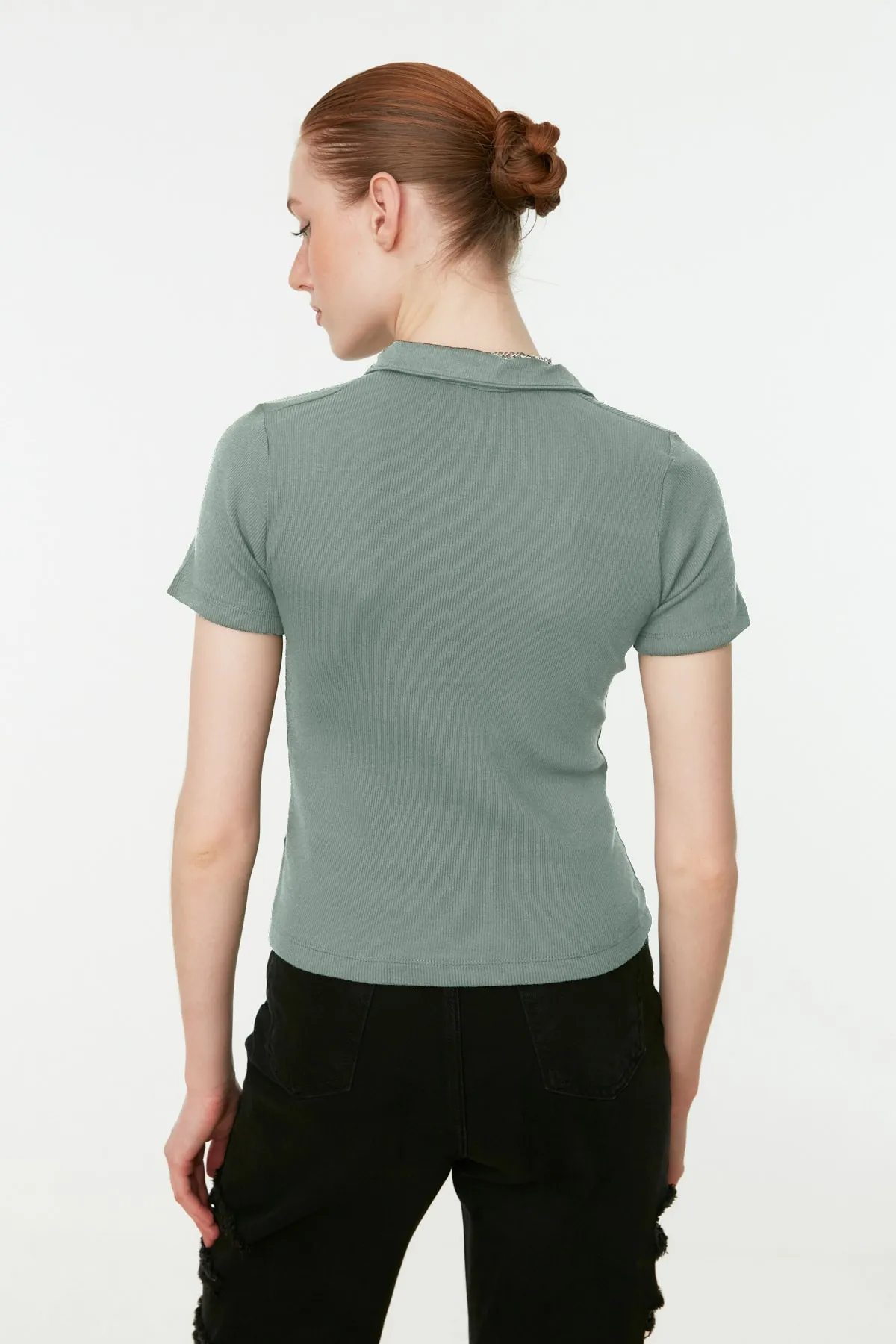 Trendyol Collection  Khakifarbene, eng anliegende, gerippte, dehnbare Strickbluse mit Polokragen und Knopfleiste TWOSS19FV0084