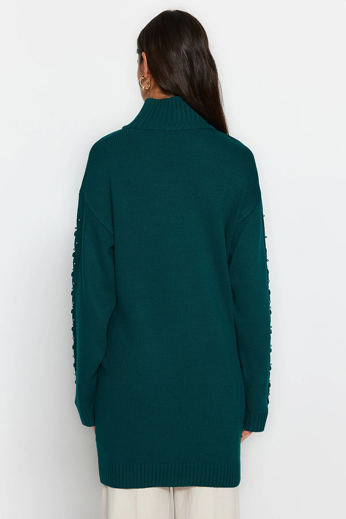 Trendyol Modest  Dunkelgrüner Strickpullover mit Perlendetails und Ärmeln TCTAW24AK00129