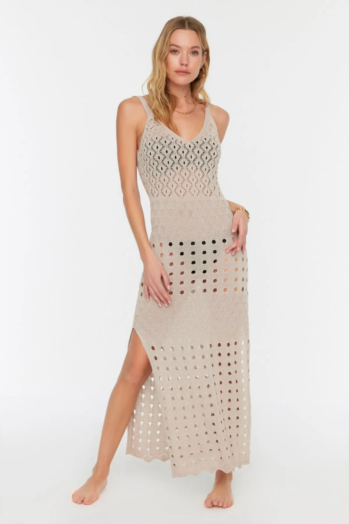 Trendyol Collection  Beiges, tailliertes Maxi-Strandkleid mit Strickschlitz und Strickoptik TBESS22EL2917