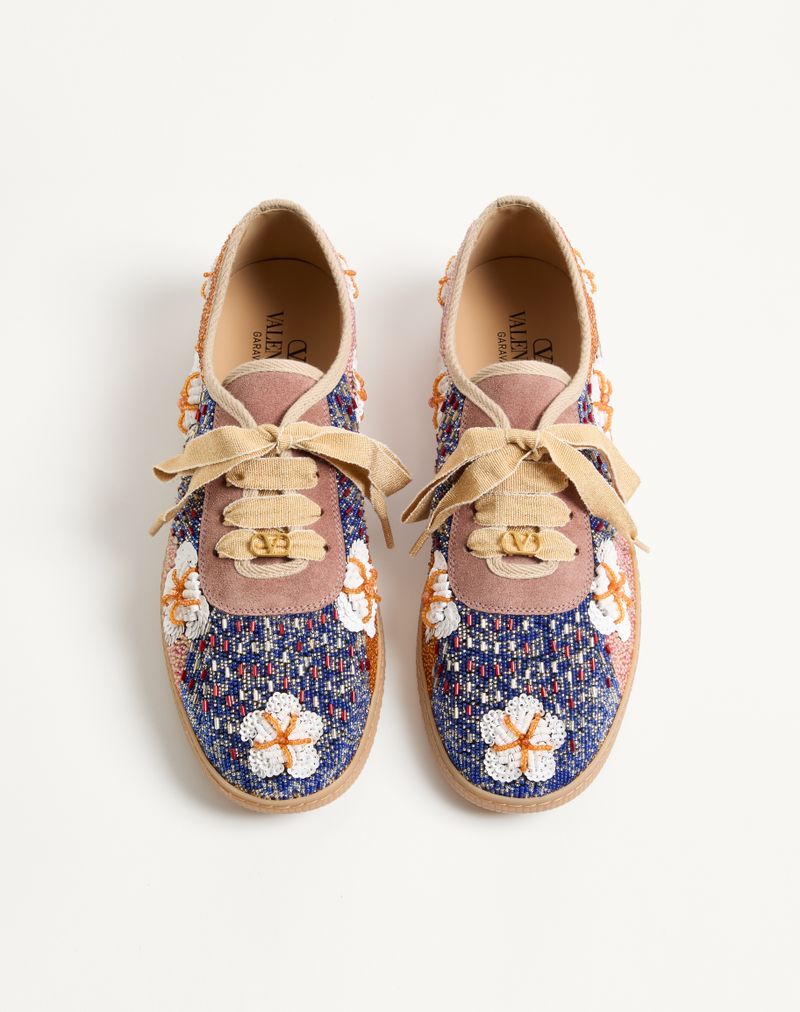 Baskets cosmatesques en cuir, sequins et broderies florales