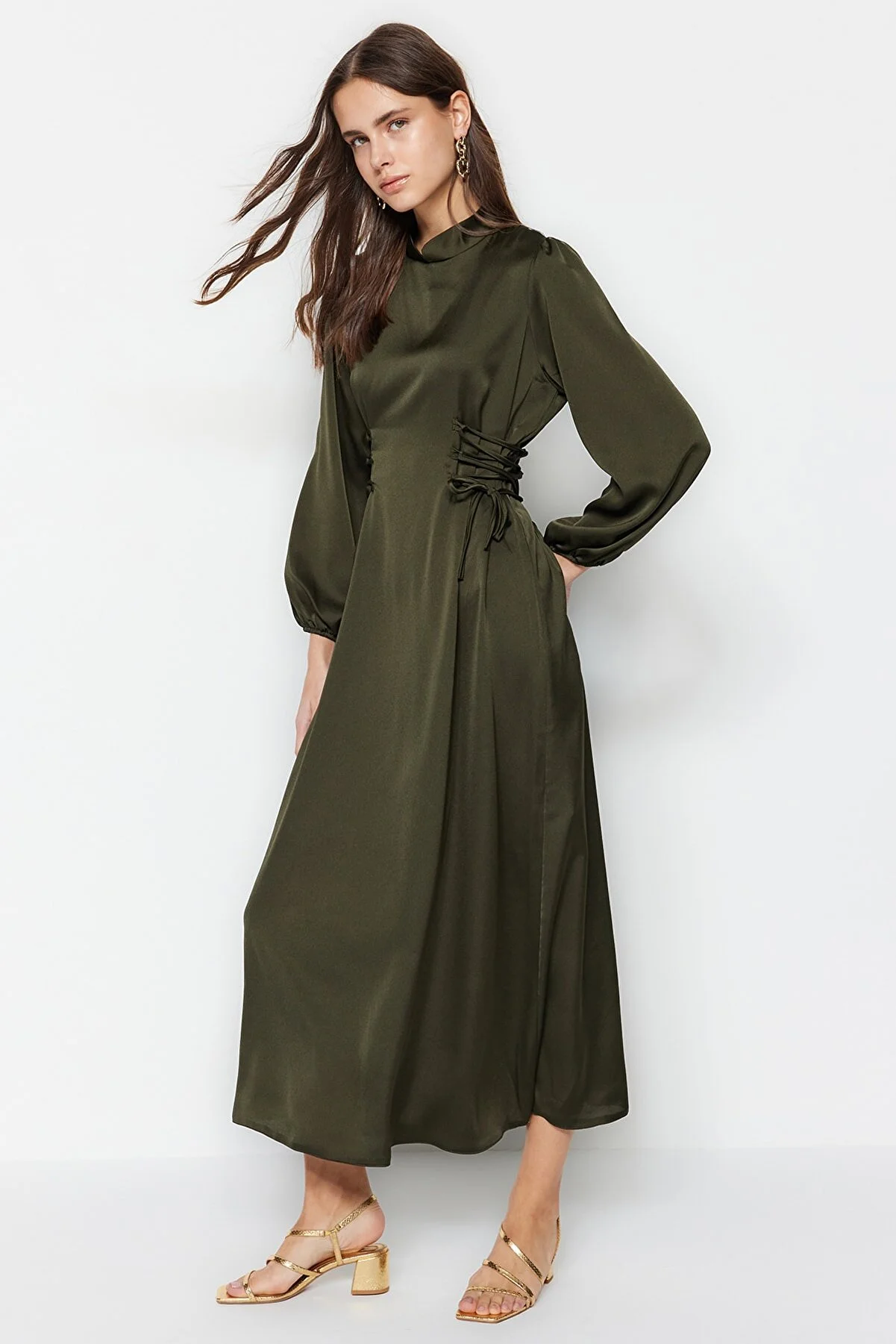 Trendyol Modest  Khakifarbenes Britted-Satin-Abendkleid mit Taille TCTSS23DB00037