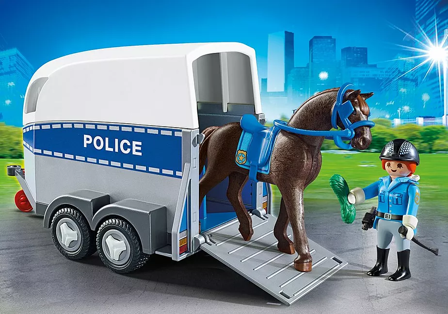 Polizeipferd mit Anh&auml;nger