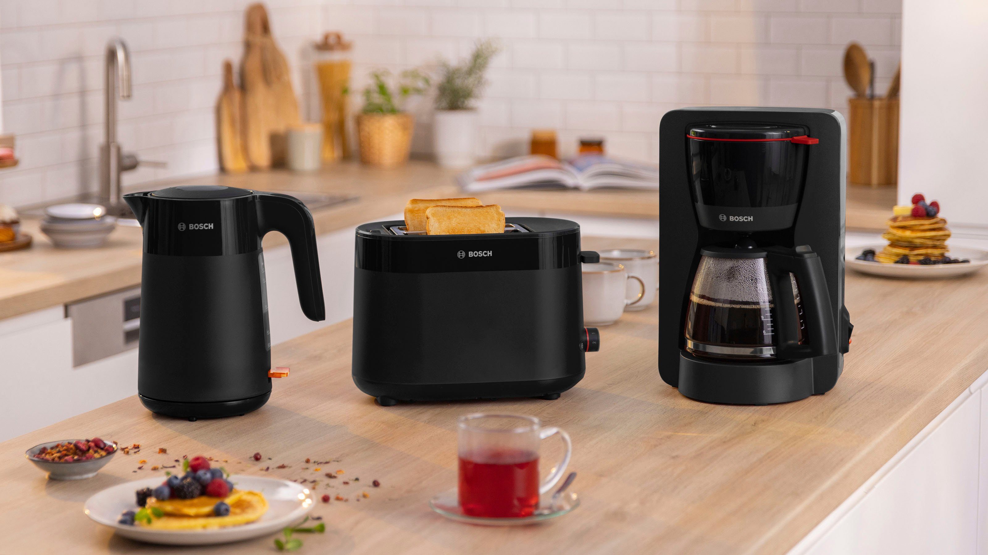 BOSCH Filterkaffeemaschine MyMoment TKA2M113, 1,25l Kaffeekanne, Papierfilter 1x4, für 10-15 Tassen, Glaskanne, 40min Warmhaltefunktion, 1200 W