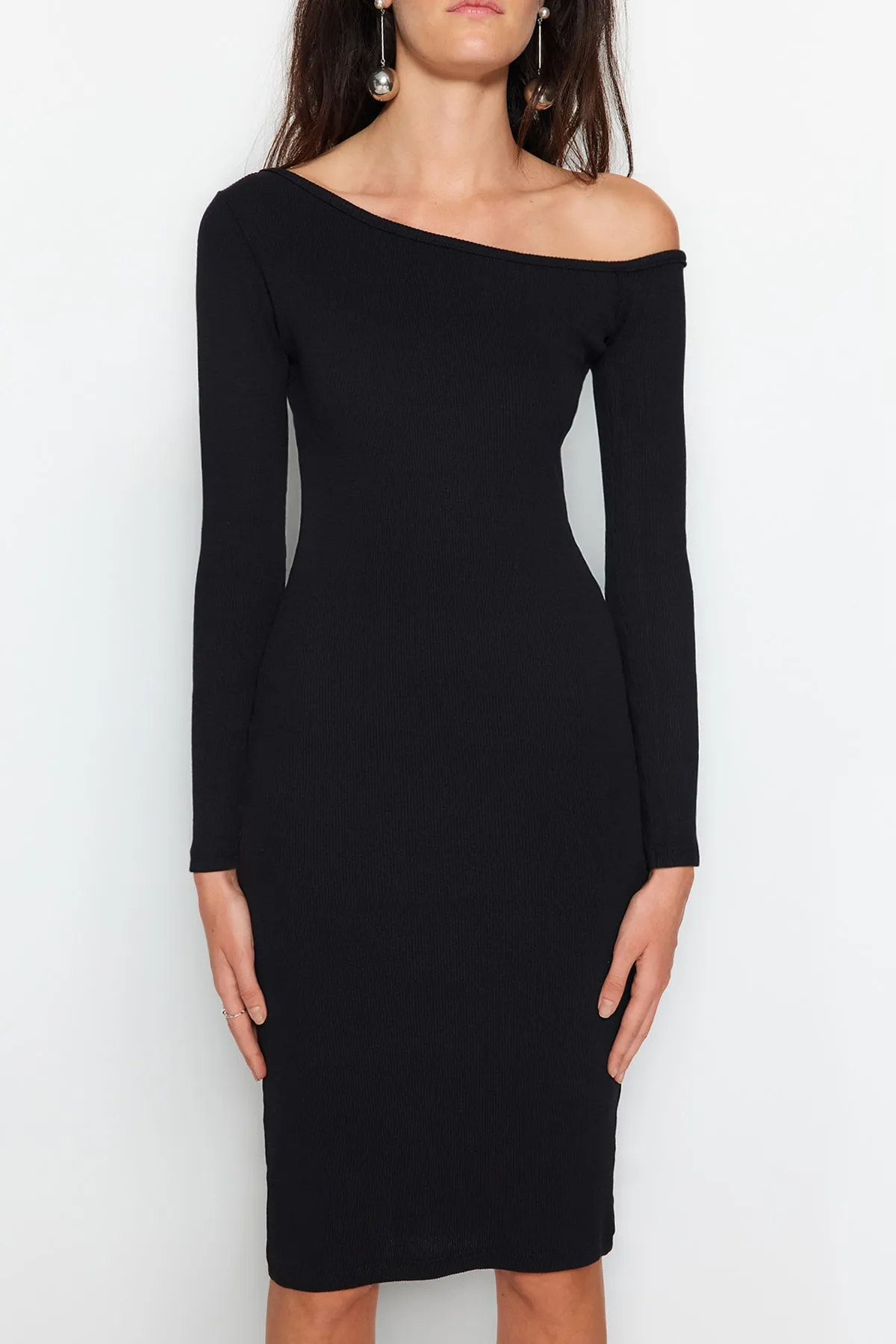 Trendyol Collection  Schwarzes, geripptes, schulterfreies, tailliertes/tailliertes Midi-Bleistiftkleid aus flexiblem Strick TWOAW24EL00201