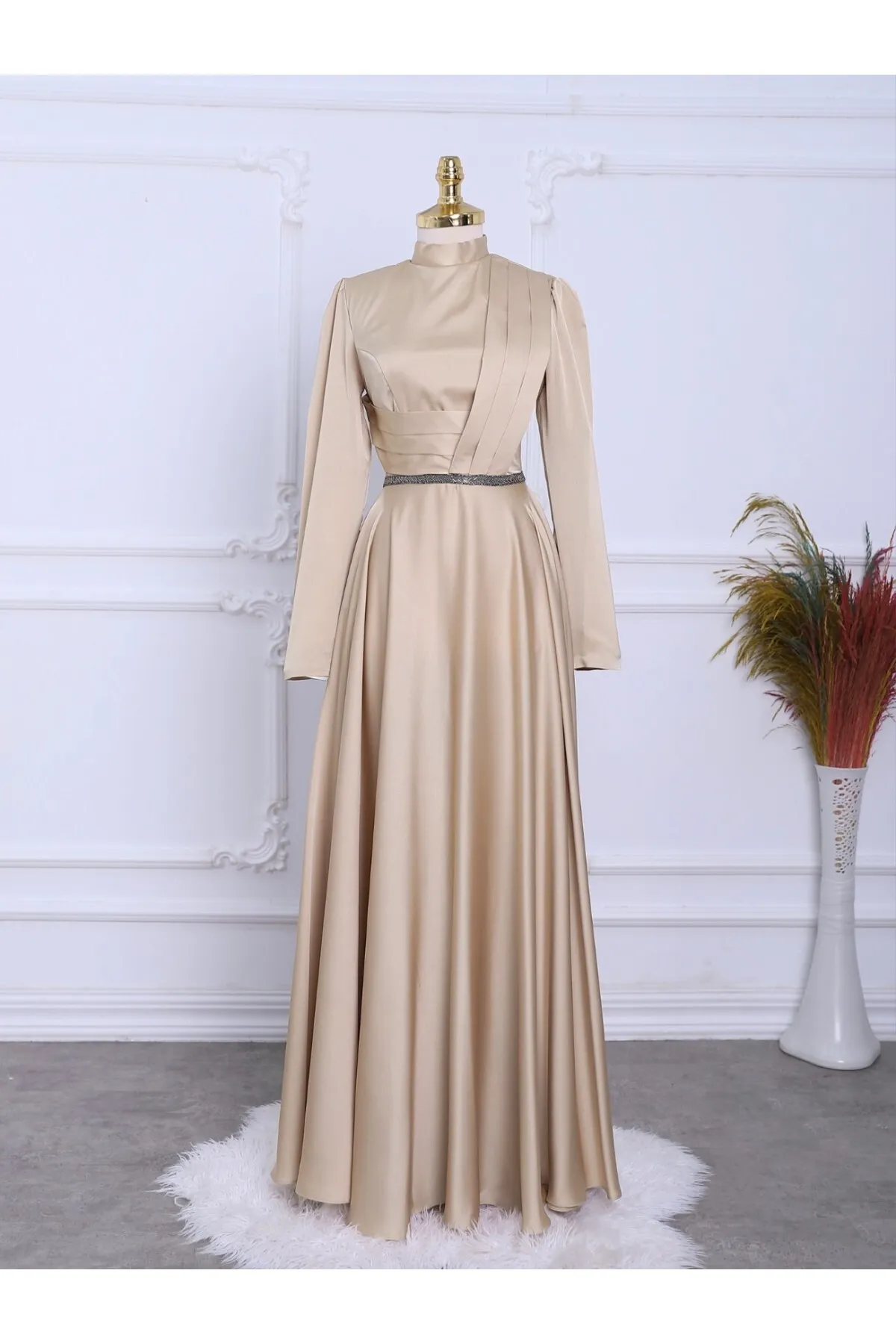 Modamorfo  Satin-Abendkleid mit drapierter Vorderseite und Perlendetail an der Taille