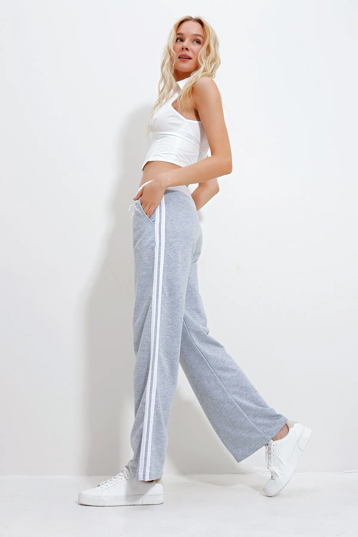 Trend Alaçatı Stili  Graue Pazalazzo-Jogginghose mit elastischem Bund und doppeltem Streifen für Damen ALC-X11969